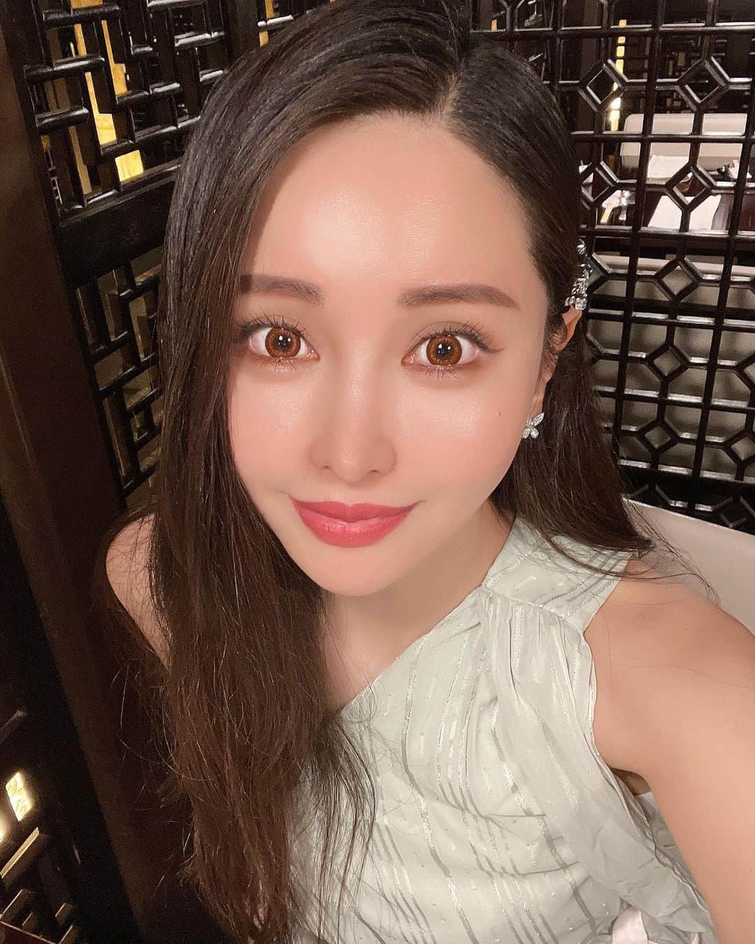 のインスタグラム：「😳😳🤍  この日のヘアピンは限定品だそう🩵 お気に入りです🩵 スワロフスキーでキラキラ✨  MELAMEメラミー ポップアップ開催中💐 @melame_official   【期間】 8/9-8/15  【場所】 有楽町丸井2階コンセプトshop  【私のスケジュール】 8/13 3階スタジオ15:00〜16:00 2階16:30以降〜18:00まで  8/15 2階17:00〜閉店まで  ぜひお立ち寄りくださいませ🙇🏼‍♀️💐 お話しましょう🤍  #MELAME #メラミー #MELAMEスキンケア  #スキンケア #基礎化粧品」
