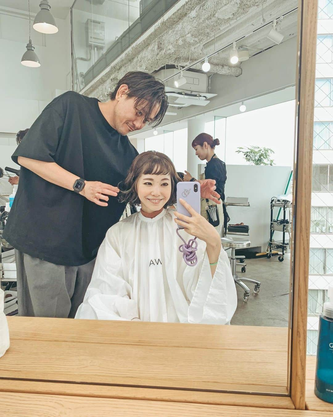 むらたさきさんのインスタグラム写真 - (むらたさきInstagram)「✂︎✂︎ ． new hair🎨🥰✨ ． カラー＆ポイントカラー＆ 長さはあまり変えずに全体ウェーブ✖️毛先だけはねたようなワンカールがほしい♡と、 よくばりなオーダーをしてみました🙌😙🩵 ． thanks♡  @waku_yujitsuchiya  ． ． 7枚目／before → after ． ． ． 父ちゃんがハサミを新調して、 ハサミの真ん中に長男が描いた絵を刻印してもらっていた🛠️🥰♡ ． こりゃ仕事頑張れるね〜✂︎✍️👦 (4枚目) ． ． ． ． この日はリンネル📖の撮影へ🌳👗 @liniere_tkj  ． 9月号の “リンネルスナップ2023” に参加させていただきました〜🌟☺️  毎月チェックしている雑誌なので 7月号の🧼🐄に次いで、 誌面に携われてうれしかったなー♡♡♡ (8.9枚目) ． ． ． ． お盆休みの方が多いのかな？🍆☺️ (我が家は仕事✂︎✍️🥺) ． 楽しいお休みを〜💚🧡 お仕事の方は一緒に頑張りましょー🤝☺️✨ ． ． ． ． ． ． ． ． ． ． ． ． ． #10歳 #7歳 #3歳 #三兄弟ママ ． #newhair #ボブヘア」8月12日 17時13分 - muratasaki