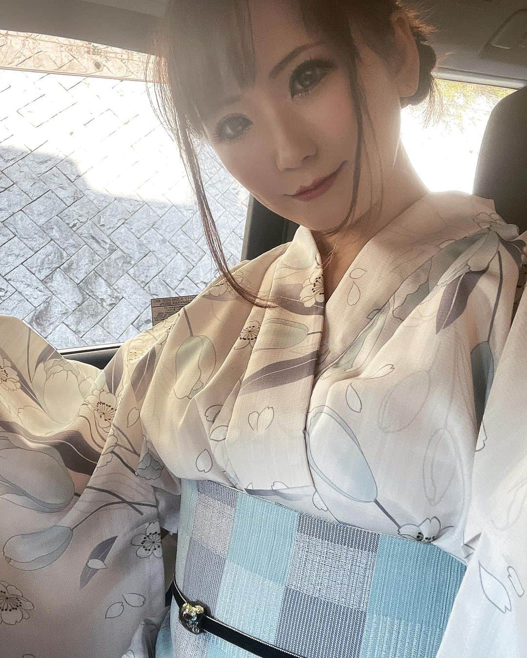 香西咲のインスタグラム：「浴衣着れたよ👘 ブルーにしました💙  お天気心配だったけど開催出来て本当に嬉しい〜🥰 久しぶりの花火大会🎇 行ってきます👋   #神宮外苑花火大会   #神宮外苑花火大会2023   #神宮球場   #浴衣   #浴衣女子   #浴衣ヘアアレンジ   #花火大会   #念願の花火大会   #めっちゃ楽しみ」