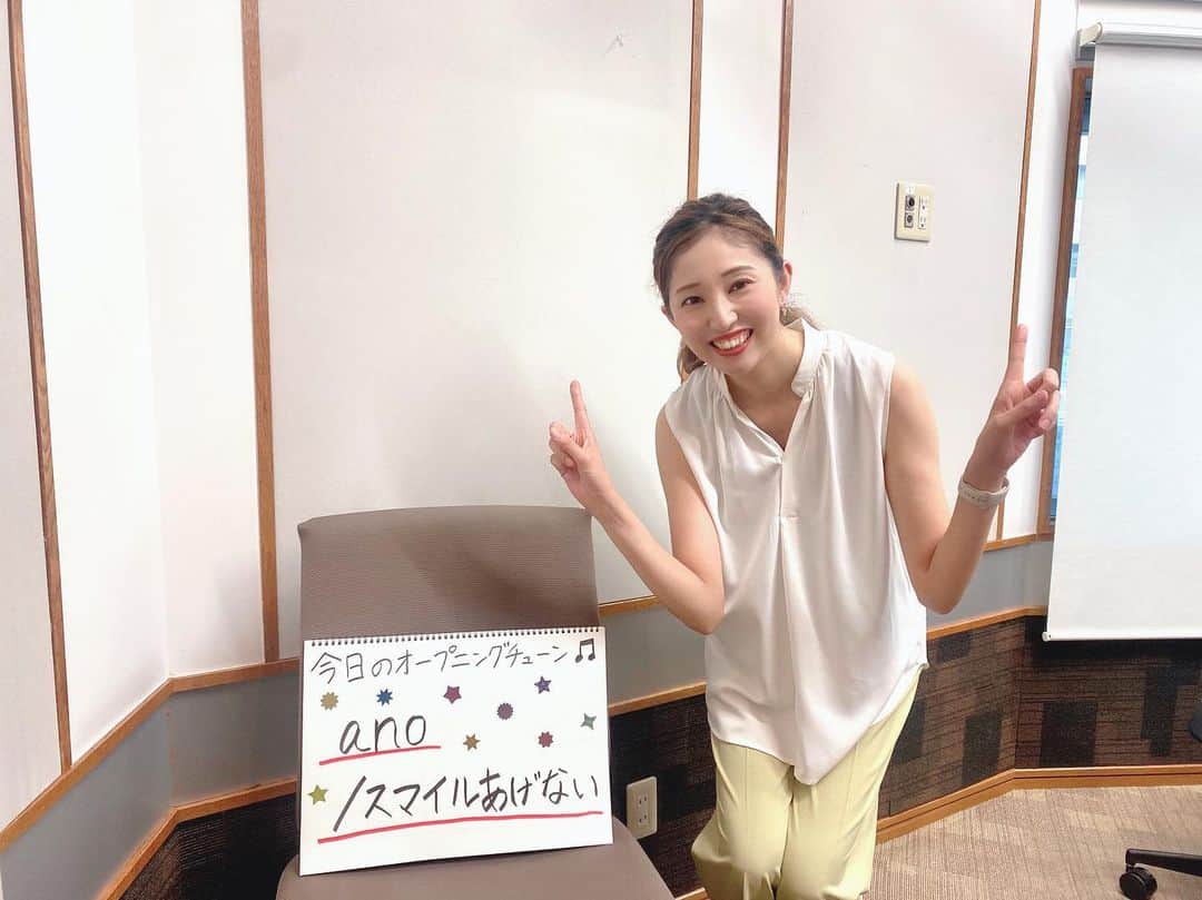 丸井汐里のインスタグラム：「✴︎ Date fm Sendaian Hot Music 今週もありがとうございました😃 ✴︎ 昨日のオープニングチューンはanoのスマイルあげないをお届けしました♫ ✴︎ 番組でもお話しましたが、ロッキンで見たanoさんが思った以上にロックでビックリ！！ ✴︎ バリバリにシャウトしている姿がすごくカッコよかったです。 ✴︎ 子どもたちの声援が多かったのも印象的でした。 ✴︎ この曲の振り付けの一部を真似てみましたが、静止画だと全然伝わらない……苦笑 ✴︎ ちなみに、今回立ち位置指定の前方エリアに当選したので、かなり前で見ることができたのですが、このシステム素晴らしい👏 ✴︎ 当日のチケットを持っている人は、誰でも追加料金なしで事前抽選に参加でき、当たった人のみ前のエリアに入れるというシステム。 ✴︎ 外れる可能性ももちろんありますが、当たれば確実に前の方で見られるので、何組も前から前方を陣取る必要がない。 ✴︎ そして、いわゆる地蔵状態の人がいなくなるので、アーティストもファンも気持ちよくライブに臨めます💡 ✴︎ このシステム続いてほしい……！ ✴︎ ✴︎ ✴︎ 今回のロッキン、私的No.1アクトだったのは、ポルノグラフティ✨ ✴︎ ヒットチューン連発の神セトリの中に組み込まれていた、最新曲のアビが鳴くが非常に良かった！ ✴︎ 広島出身のポルノが、8/6・広島原爆の日当日にこの曲を披露したことの意味もとても考えさせられました。 ✴︎ ここでは省略しますが、エンタメ要素満載だったマキシマム ザ ホルモンについてもしっかり喋っています🎙️ ✴︎ 来年は8月の蘇我に加え、9月に旧会場のひたちなかでも開催！ ✴︎ 2会場で計10日間……とんでもなく大きなフェスになりますね👀 ✴︎ 来年も夏フェス行きたい……☀️ ✴︎ ✴︎ ✴︎ 今週はNovel CoreとTHE WILL RABBITSが2連覇達成🎊 ✴︎ チャートはDate fmの公式Xでポストしています！(言い慣れない) ✴︎ 聞き逃した方はradikoのタイムフリー機能でぜひチェックをー😊 ✴︎ ✴︎ ✴︎ #アナウンサー#フリーアナウンサー#ラジオパーソナリティ#ラジオDJ#丸井汐里#datefm#SendaianHotMusic#RIJF#ロッキン#ロッキン2023#ano#ポルノグラフティ#マキシマムザホルモン#NovelCore」