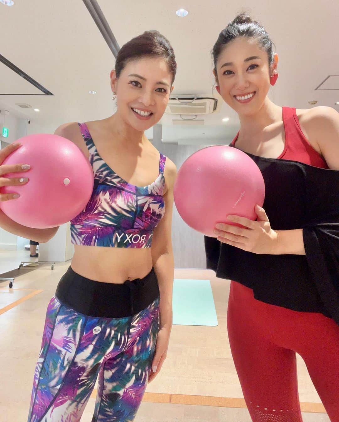 吉田玲奈さんのインスタグラム写真 - (吉田玲奈Instagram)「💫 ピラティス✨楽しく通っています♪ @sanare_pilates_conditioning   ピラティスのレッスンは、 このボールを使って、美バスト・美尻・美鎖骨・肩こりケアなど⭐ しばらく深い深呼吸なんてしていなかったので、身体にしっかりと酸素が回ってリンパも流れて心地よい筋肉痛もきています♪ スタジオはまだ新しいので、 とても綺麗で居心地も良く✨ Eri先生が美しく女神のようなので やる気が増して気分が上がります💫 @be_voice.school   しっかし🙄身体が硬くて笑ってしまうけど…私なりに頑張って筋を伸ばしております✨ 次回も楽しみだなぁ〜♪  #ピラティススタジオ #ピラティス #pilates #習いごと #身体ほぐし #スッキリ #ボールヨガ #飯田橋ピラティススタジオ」8月12日 17時28分 - reina.yoshida.ciel.1218