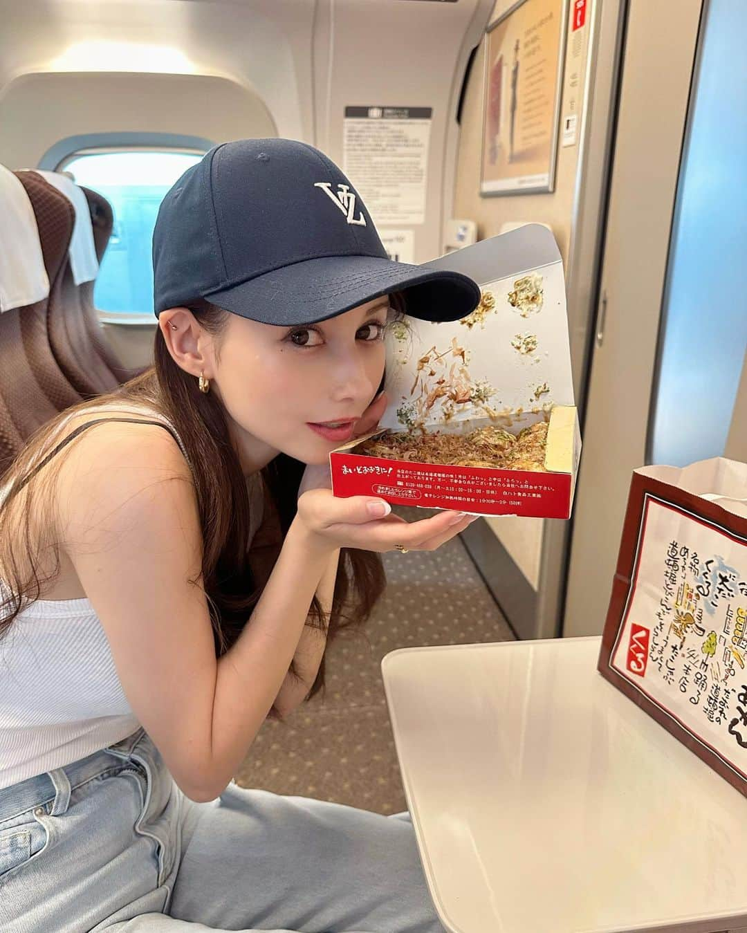 ダレノガレ明美さんのインスタグラム写真 - (ダレノガレ明美Instagram)「大阪で収録でしたー🌻 帰りに大好きなたこ焼きを マネージャーさんと食べました☺️✨ 久しぶりにタコパーしたいな~」8月12日 17時21分 - darenogare.akemi