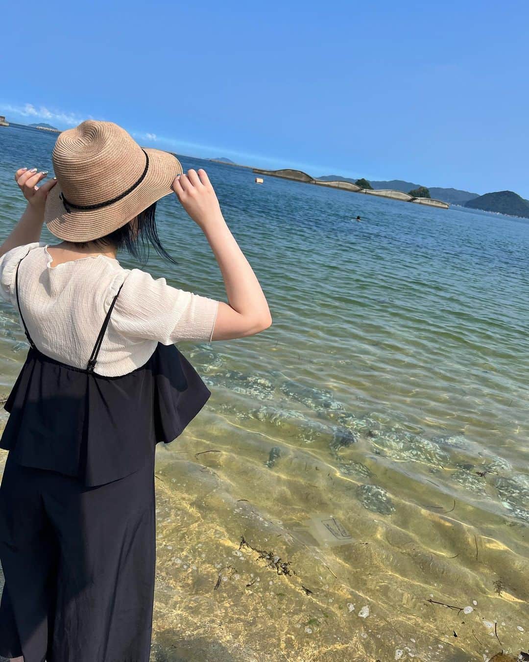 のインスタグラム：「はーあっついねー☀️  #大分 #大分の海 #台風あとでゴミだらけ」
