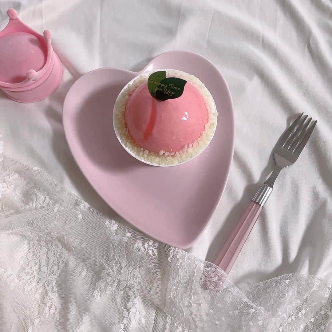 安田桃寧のインスタグラム：「かわいいケーキいただきました♡  . . . #フレンチガーリー #frenchgirly #ケーキ」
