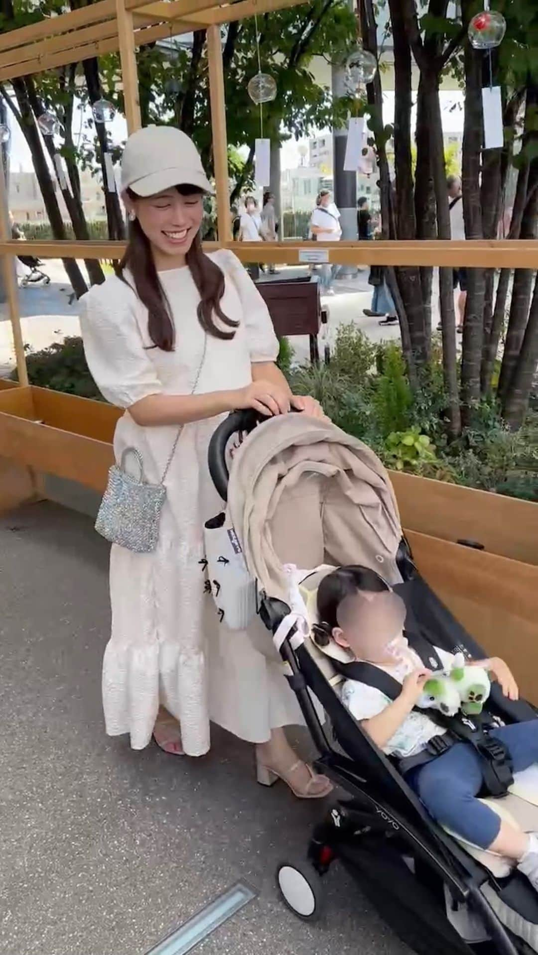 丸山裕理のインスタグラム：「🐠🤍💙  涼しさを求めて水族館へ🫧  幻想的なクラゲや かわいいペンギンたちに癒されました☺️  娘も喜んでくれていると良いな。 . .  #夏休み #すみだ水族館 #スカイツリー #スカイツリータウン  #子連れお出かけ #子連れ水族館 #都内水族館 #ベイビーシャーク #女の子ママ #ママコーデ #アンテプリマ #ミニアトゥーラ #ベビーカー #ベビーカー選び #ベビーゼンヨーヨー #ベビーゼンヨーヨー2 #b型ベビーカー  #1歳5ヶ月 #赤ちゃんのいる暮らし」