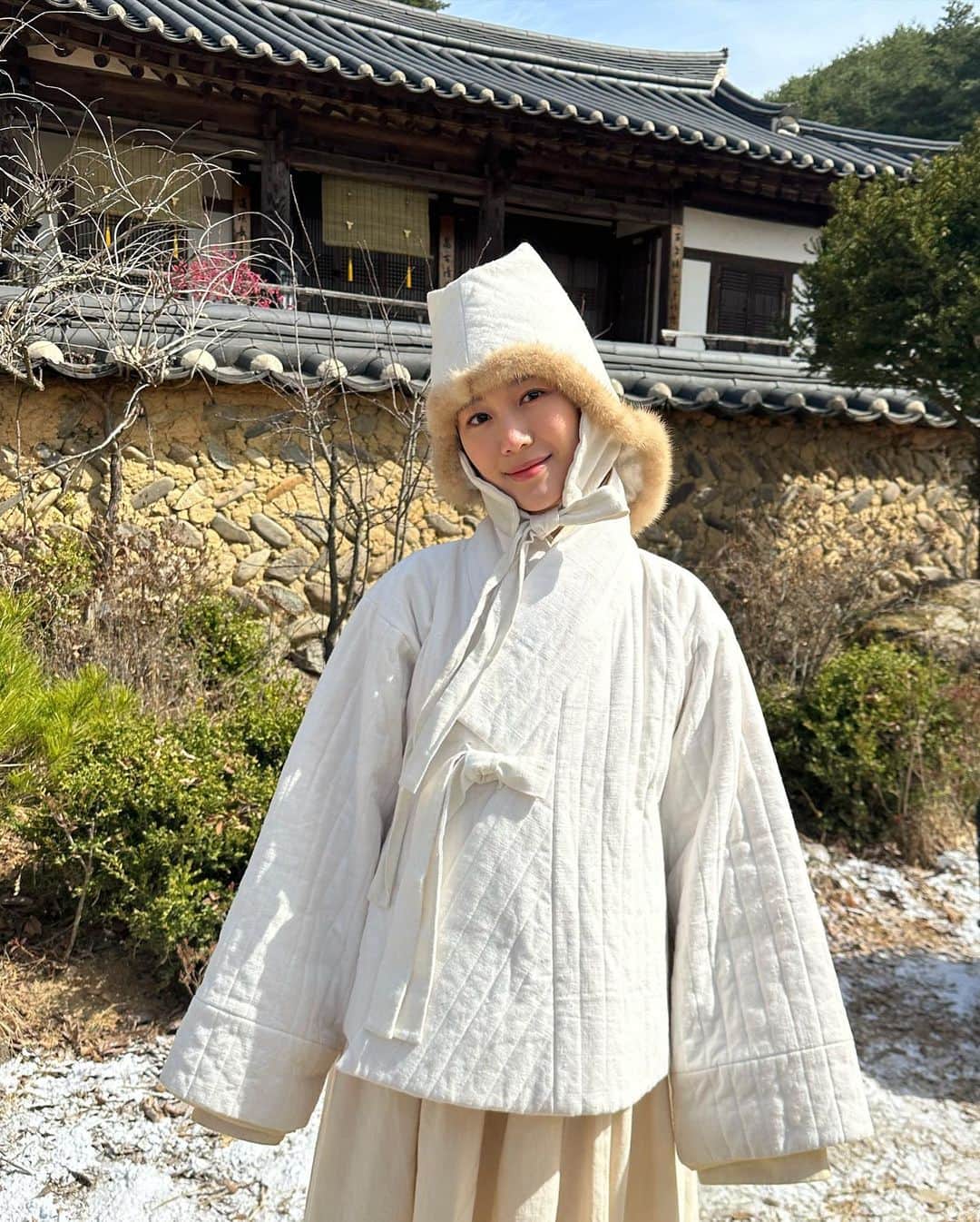 イ・ダインさんのインスタグラム写真 - (イ・ダインInstagram)「하얀 옷이 꼬질해진 은애⛄️ 겨울부터 여름까지 7개월간 찍은 전쟁씬이 오늘 시작합니다🥹 9:50분 MBC에서 만나요🖤」8月12日 17時25分 - xx__dain