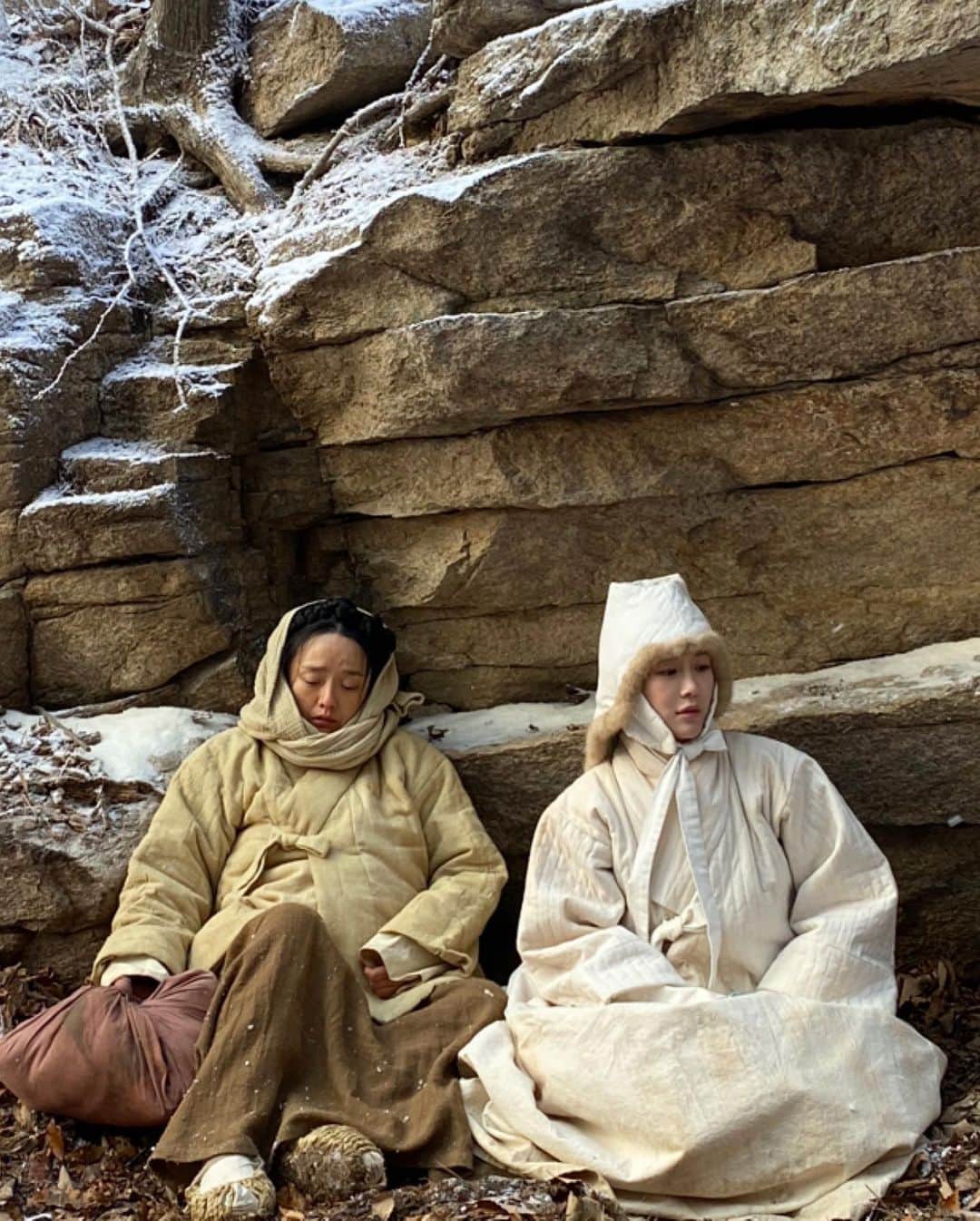 イ・ダインのインスタグラム：「하얀 옷이 꼬질해진 은애⛄️ 겨울부터 여름까지 7개월간 찍은 전쟁씬이 오늘 시작합니다🥹 9:50분 MBC에서 만나요🖤」