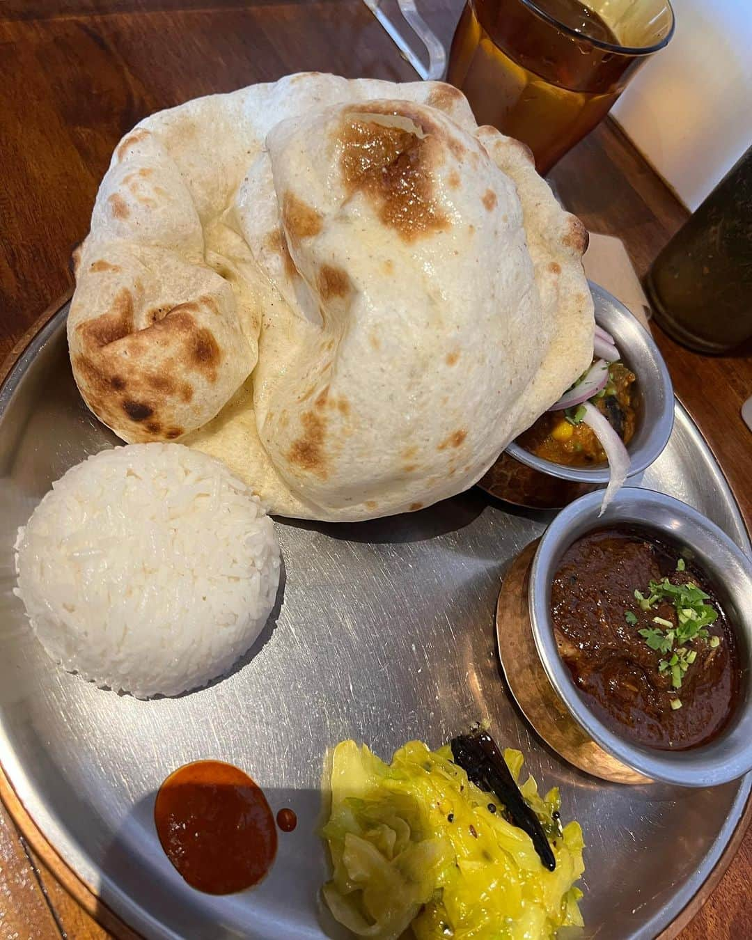 黒咲ななのインスタグラム：「. . 行ってみたかったカレー屋さん🍛♡ . 少し並んだけど 出てくるの早くてよき🙆‍♀️ めちゃくちゃ美味しかった😋🫶 . ナンすきなんだよなぁ～～✌️✌️✌️ . ラッシーもうまうまでぴた🍹♥️ . #カレー#インドカレー#ナン#三茶#三軒茶屋#三茶ランチ#ランチ#三軒茶屋グルメ #三軒茶屋ランチ#カレースタグラム  #ラッシー」