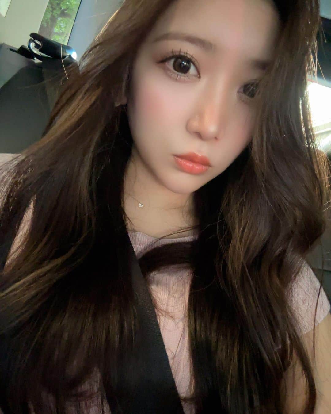 高木美穂のインスタグラム：「いつもと顔違いすぎて、だれー！🤣 °  #セルフィー #韓国ヘア #韓国巻き髪 #巻き髪 #japanesegirl」