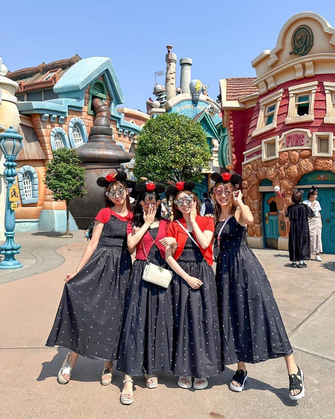 RIEのインスタグラム：「❤︎ 𝐃𝐢𝐬𝐧𝐞𝐲 𝐂𝐨𝐝𝐞 ❤︎ ⁡ 真夏のディズニーランド🏰 オールドミニーちゃんコーデで行ってきたよ🖤❤️🖤 ドット × 赤アイテム の組み合わせお気に入り🫶🏼 ⁡ いつか使いたいと思って買っておいた オールドミニースパンコールカチューシャを 使う日がきて嬉しすぎたよぉおおお( ･ᴗ･ )🌼 ⁡ ドットワンピースはSHEINで購入した プチプラ簡単お揃いコーデです👗 ポップコーンバックも大活躍でした🍿𖤐 ⁡ ⁡ ⁡ ⁡ ⁡ ⁡ 過去のディズニー投稿は👇🏼 🏰 #rietabi_disney  ⁡ ⁡ ⁡ ⁡ #4人でディズニー #オールドミニー #ブラックコーデディズニー #ワンピースコーデ #ディズニーコーデ #ディズニーカチューシャ #スパンコールカチューシャ #ディズニーランド #ディズニーフォトスポット #トゥーンタウン #shein購入品 #sheinforall #tokyodisneyland #disneystyle #rietabi_disney」