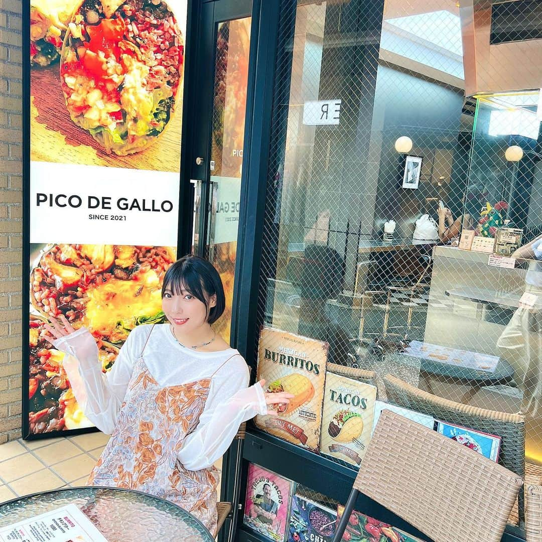 麻倉まりなのインスタグラム：「【PR】 . . . 意外にちゃんとしたのは初⁉︎ . ブリトーの専門店に行ってきました🌯✨ . . 明治神宮前駅を降りて オシャレな人たちが行き交う表参道を入ってすぐ、 . 大きなブリトーの写真入り看板とテラス席があるお店 『ピコデガヨ PICO DE GALLO』さん✨ . . 店内に入るとにこやかなスタッフさんの笑顔の先に 銀色の空間が広がっていて… . どこか宇宙空間🌌のような不思議な感じ🫣💓 . . . . . ◎チキンブリトー🌯🍖 . ◎ベジタリアンブリトー🌯🌱 . ◎ボウル スプーンで食べるブリトー🥗🥄 . ◎チキンビーンズケサディーヤ🥙 . . の中から好きなものを一品に トッピングをつけちゃいましたっ☺️✨ . . . 私はお店のイチオシであり看板メニューの チキンブリトー🌯🍖に . オーバーイージーエッグ(バターで焼いた半熟目玉焼き) トッピングにしましたっ🤤💓 . . . 出来立てを提供してくださるので待っている間は お店のマスターと色々なお話をさせていただきましたっ✨ . . . そしてだんだんいい匂いがしてきて… . . 運ばれてきてびっくり!!断面がまさに映えっっ💓 . でもそれを全然上手く写せないわたし…😱 いいカメラ買った方がいいのかな、、 . . 写真は下手っぴだけど お野菜たくさんで食べ応えがあり、 本当にとってもおいしかったです🥺✨ . . テイクアウトもやっていますし、 ぱっと食べられて栄養バランスもいいので . 忙しくて中々ちゃんとした食事を摂れない人にも オススメですっ🙆‍♀️💓 . . . また、ブリトーは 高タンパク・低炭水化物・低カロリーということなので . ダイエットをしてる人、 ちょっと前日飲み食べし過ぎて調整したい人にも . 超オススメですっ😁👍 . . . こういうお野菜たくさんで 罪悪感ないご飯が大好きなわたしは . もうすでに食べたいです…🤤💓 . . 楽しい時間をありがとうございましたっ✨ . 【ピコデガヨ PICO DE GALLO】様 (@picodegallo2021) . . . . . PR @picodegallo2021 #神宮前グルメ #神宮前ランチ #神宮前カフェ #原宿ランチ #ピコデガヨ」