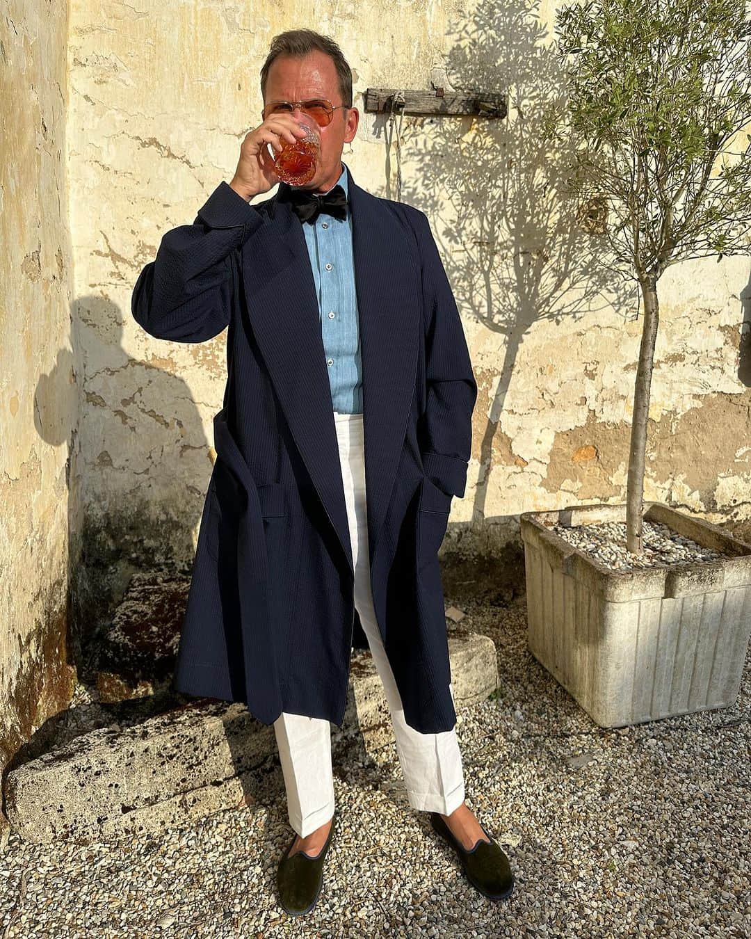 ニュー&リングウッドのインスタグラム：「Wm Brown x New & Lingwood - The Travel Dressing Gown.  Matt Hranek — world traveller, connoisseur, author and lover of Negronis — has joined us in producing his latest collaborative project, a wool/silk dressing gown, tailor-made to be a traveller's comfortable and (very importantly) easy-to-pack companion through the adventures ahead.   Light, wrinkle resistant and coming with a complimentary pouch for easy packing, this gown is the product of Hranek's decades of life spent on the road or in the air, chasing the next incredible meal, cocktail or memorable experience. Read more- Link in bio.」
