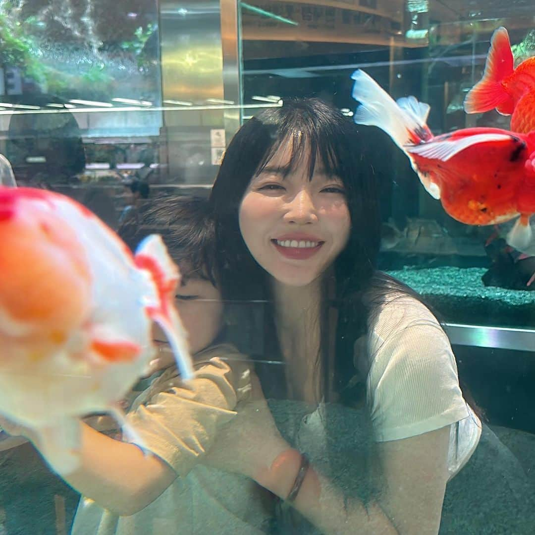 ゆかさんのインスタグラム写真 - (ゆかInstagram)「🐟🐠🐡 로한이 여기 좋아해서 또 왔다😂🤟🏻 . . . #seoul #seoulkorea #seoultravel #family #momlife #aquagarden #아쿠아가든 #잠실 #롯데월드타워 #ソウル #ソウル旅行 #ロッテワールドタワー #韓国 #」8月12日 17時32分 - bjyuka