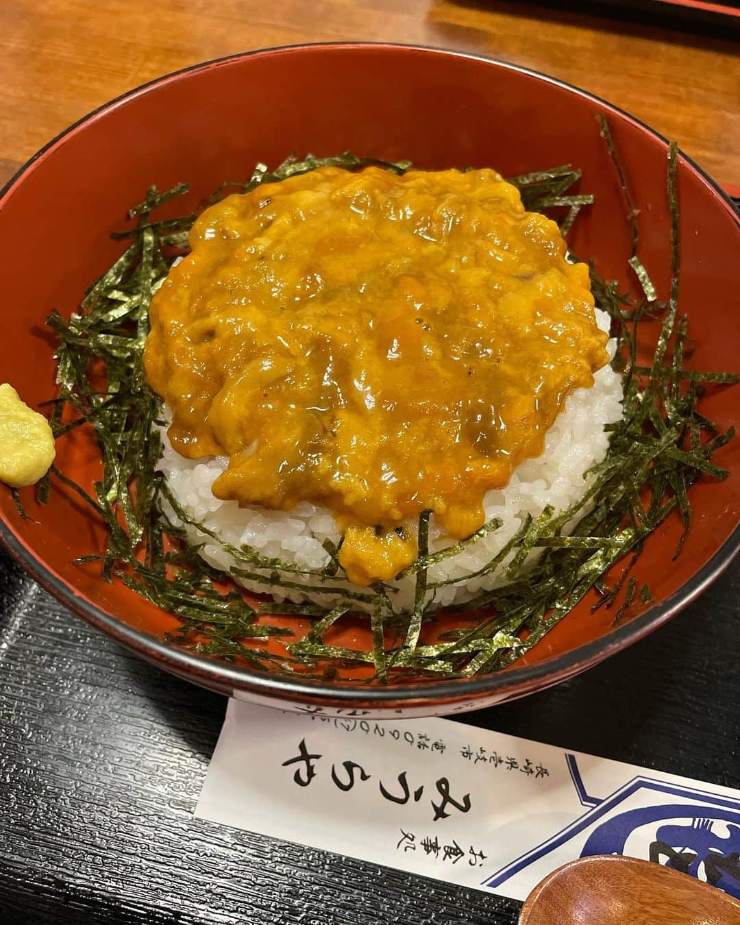 Hikari Noguchi 野口 光のインスタグラム：「朝から子供と昆虫採集の後→#生うに丼 #お食事処みうらや」