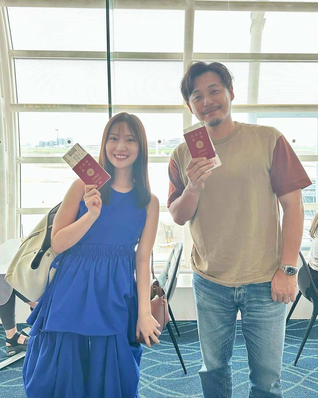 野村彩也子のインスタグラム：「. ソウル旅初日👒  スケジュールの都合で 中尾さんとは飛行機✈️が別だったので今からいきまーすと 中尾さんに報告した写真です📷✨　　  そして最終日  またまた中尾さんお着替え待ちに 平子さんと遊んでいるのをスタッフさんがパシャリ😹 この旅でプチプラチームの距離 とっても縮まって思い出になりました💓  ロケバスでもくだらない話してて ずっと笑ってたな〜🫶　  来週もプチブランチ 韓国スペシャルウィーク お楽しみに🇰🇷💕 @petitbrunch_tbs  . . . .」