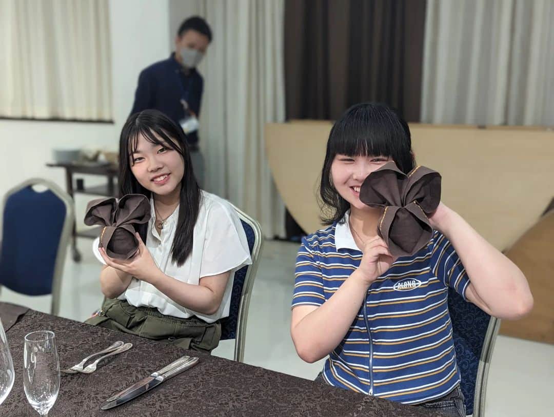 東京観光専門学校さんのインスタグラム写真 - (東京観光専門学校Instagram)「夏休み前半オーキャン🍉パート① #ホテル学科  レストランサービス体験🍽️ お皿の2枚持ちに挑戦✨ 保護者様もご一緒に🫶  テーブルナプキン講座は 学生スタッフが担当しました🤩 出来上がったのは… あのテーマパークのキャラクターでした💗  ホテリエのおもてなし体験 いかがでしたか？🫶  次回のおすすめは 8/27のスペシャルドリームキャンパス🌈  サービス系学科合同の夏祭りイベントを開催します🍧 みんなで盛り上がろう👏🎉 #東京観光専門学校　#オープンキャンパス　#オーキャン　#夏休み　#ホテル学科　#ホテル専門学校　#ホテル業界　#ホテルマン　#ホテリエ　#レストランサービス　#テーブルナプキン　#高校生　#進路活動　#進路研究　#夏イベ」8月12日 17時39分 - tokan_1967