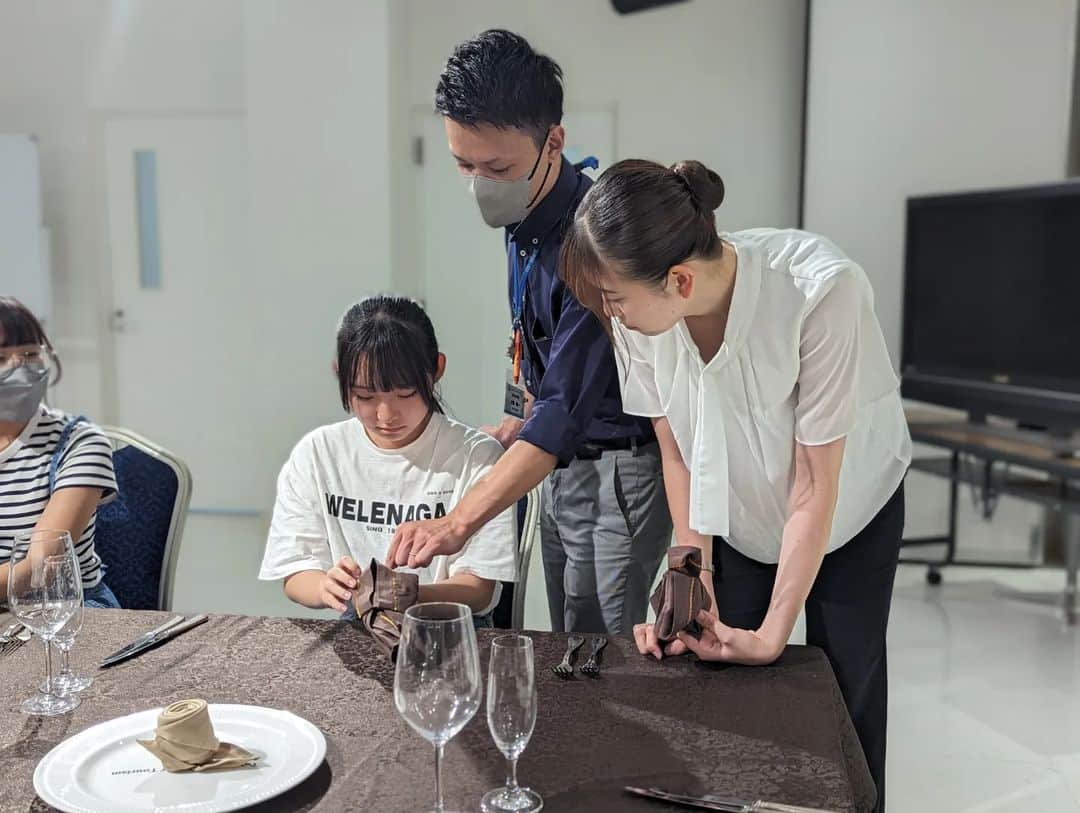 東京観光専門学校さんのインスタグラム写真 - (東京観光専門学校Instagram)「夏休み前半オーキャン🍉パート① #ホテル学科  レストランサービス体験🍽️ お皿の2枚持ちに挑戦✨ 保護者様もご一緒に🫶  テーブルナプキン講座は 学生スタッフが担当しました🤩 出来上がったのは… あのテーマパークのキャラクターでした💗  ホテリエのおもてなし体験 いかがでしたか？🫶  次回のおすすめは 8/27のスペシャルドリームキャンパス🌈  サービス系学科合同の夏祭りイベントを開催します🍧 みんなで盛り上がろう👏🎉 #東京観光専門学校　#オープンキャンパス　#オーキャン　#夏休み　#ホテル学科　#ホテル専門学校　#ホテル業界　#ホテルマン　#ホテリエ　#レストランサービス　#テーブルナプキン　#高校生　#進路活動　#進路研究　#夏イベ」8月12日 17時39分 - tokan_1967