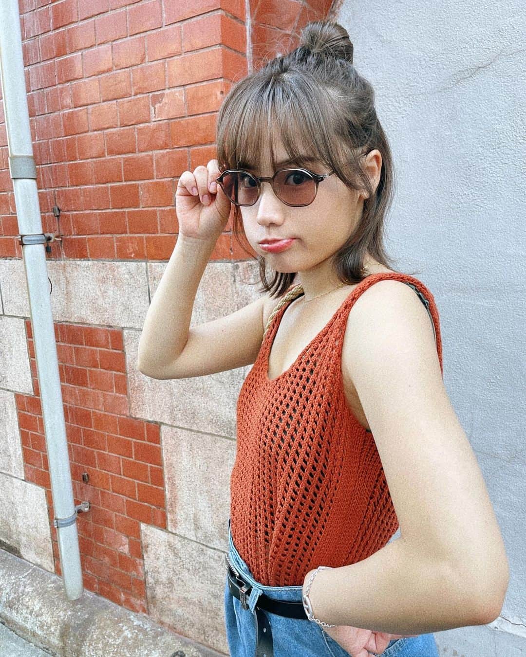 秋山ゆずきのインスタグラム：「. . 新しいサングラスゲット〜😎 髪の毛も、 バイバイ貴子さんしてきた✌️  さよなら、ぴったり前髪〜  こんにちは、さらさら前髪〜💁‍♀️  #サングラス #ニューサングラス #ニューヘアー #Japanese #Summer #japanesesummer」