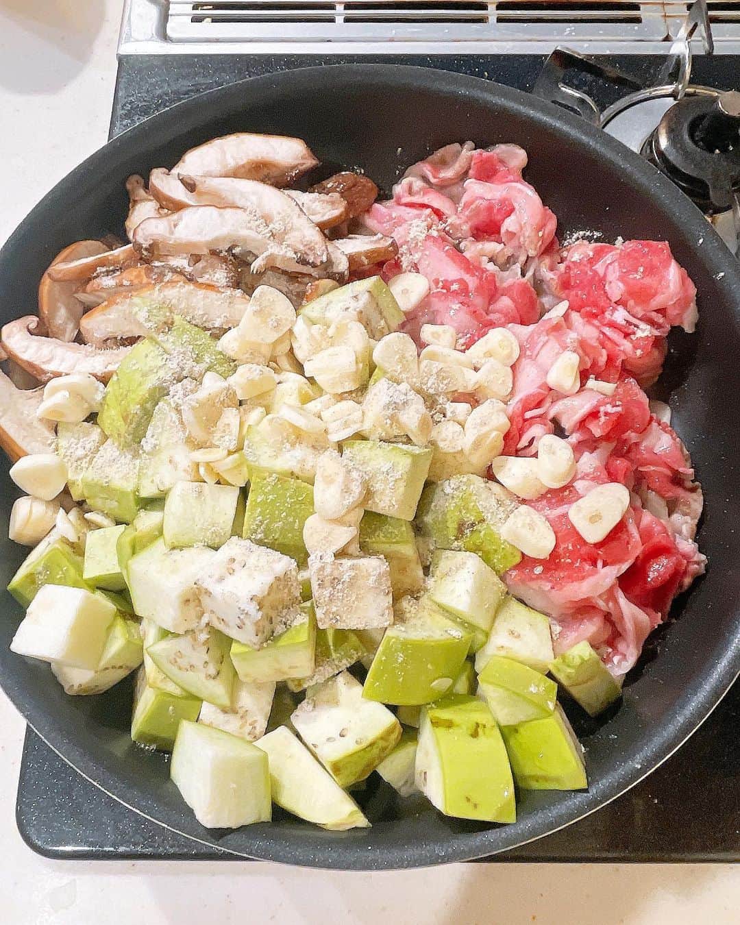みきママさんのインスタグラム写真 - (みきママInstagram)「【作り置きご飯です⑤！！】  あまりの暑さで夜に作るのがきついので元気なうちに作り置きご飯を作っちゃお〜😆😆😆冷蔵庫の中身も片付けちゃお〜❗️  作ったのはね、 ・マグロのカマ ・牛小間とトロ茄子のステーキ ・レンチン鶏と大根の煮物 ・豚とピーマンのスパイシー炒め ・卵とキクラゲのオイスタソース炒め にしました✨✨✨  作り置きおかずを作っておくと2日くらいもつから助かる〜👍👍👍めっちゃはまってます🤣🤣🤣 　  そしたら、はる兄「めちゃくちゃ豪華。」ってさ。でしょ❓  なのにさ、翌日のランチで同じものを出したら無言で食べていました😳😳😳なんだよ😳😳😳  #みきママ　#作り置き #作り置きおかず #作り置きレシピ #japan #japanesefood #野菜作り置き　#カレー粉　 #キクラゲ #マグロ」8月12日 17時43分 - mikimama_official