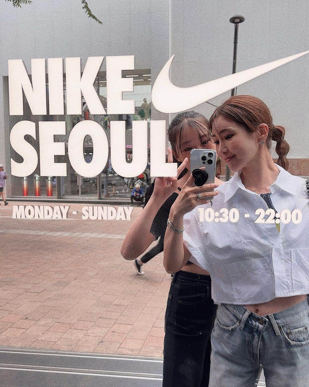 喜田彩子さんのインスタグラム写真 - (喜田彩子Instagram)「⁡ 韓国で大人気の Tシャツや帽子などのアイテムに 自分で選んだワッペンをカスタマイズすることができる NIKE BY YOUを作りにNIKE SEOULへ！🇰🇷  @nikeseoul  ⁡ ⁡ NIKEカスタムは江南店でもできるのですが ハングルで書かれた"나이키”のワッペンは明洞店のみ🌿 ただ、江南にもその店舗にしかない ワッペンやプリントデザインがあるようです。 ⁡ ⁡ 予約不可なので、朝から並んで (お友達の息子君が並んでくれた🥹)朝一の整理券GET！！！ 運良くCAPの入荷日だったので 整理券が配られる9:30頃には 長蛇の列でした💦(息子君チョンマル カムサハムニダ🙏🏻) ⁡ ⁡ ということで、無事にCAP・お洋服のカスタムを♡ ワッペンが沢山あるので気になるものがあれば スタッフさんに伝えて持ってきてもらい それをカスタムしたいアイテムにテープで仮止めしていきます。 SOLDOUTのワッペンもありました。 ⁡ テープで止めた位置にワッペンが入るので 曲がっていないか斜めになっていないか 慎重に位置を確認するのが大切っ👍🏻 ⁡ 貼り終わったらお会計 →ピックアップの時間を伝えてくれる(大体20〜1時間) →終了 ⁡ ⁡ この間に私達は韓牛やカルビチムが美味しいお店  @gujeongok でランチ🐮 @tanakamaya_official ちゃんお勧めコース最高だった！ ⁡ ⁡ 食べたらピックアップ♡ ショッパーは有料ですが デザインが可愛く素材がしっかりしていて 繰り返し使用できるので購入しました。 ⁡ このショッパーを持っている方を街でめちゃ見ました🤣 小さなサイズも肩がけできるので お買い物の時にも便利で購入してよかった◎ ⁡ ⁡ 子供達のダンス着にするのでお洋服は大きめサイズを🌿 私も貸してもらおっと♡ CAPは3人それぞれ好きな色のCAPに 好きな色の나이키を選んでお揃い🧢💕 ⁡ ⁡ ---------------------------------------------------- ⁡ 📍住所(주소) ソウル特別市 中区 明洞2街 83-5, モール 1～3F (서울특별시 중구 명동2가 83-5, 몰 1～3F)  [道路名住所] ソウル特別市 中区 明洞キル 14 モール 1～3F (서울특별시 중구 명동길 14 몰 1～3F) ⁡ 🚉 2号線 乙支路入口駅6番出口 徒歩5分 ⁡ ◾️電話番号(전화번호)  02-3789-9534 ⁡ ◾️営業時間(️영업시간) 10:30〜22:00 ⁡ ◾️定休日(정기휴일） 年中無休 ⁡ ⁡  ⁡ #korea #Seoul #서울 #韓国 #NIKESEOUL #NIKE #ナイキソウル #ナイキ #나이키 #나이키서울 #明洞 #명동 #NIKEBYYOU #ナイキカスタム #韓国ごはん #海外旅行 #韓国旅行 #韓国 #ソウル #ソウル旅行 #한국여행 #한국 #서울 #서울여행#토스트 #seoul #seoulkorea #korea #koreatravel #koreatrip #arrachan_korea ⁡ ⁡ ⁡ ⁡ ⁡ ⁡」8月12日 17時45分 - ayacokida