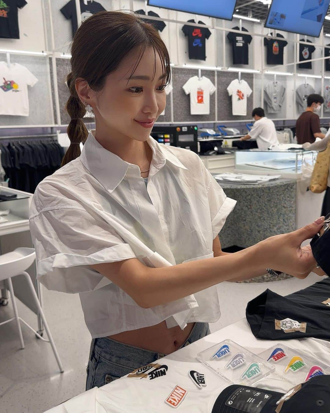 喜田彩子さんのインスタグラム写真 - (喜田彩子Instagram)「⁡ 韓国で大人気の Tシャツや帽子などのアイテムに 自分で選んだワッペンをカスタマイズすることができる NIKE BY YOUを作りにNIKE SEOULへ！🇰🇷  @nikeseoul  ⁡ ⁡ NIKEカスタムは江南店でもできるのですが ハングルで書かれた"나이키”のワッペンは明洞店のみ🌿 ただ、江南にもその店舗にしかない ワッペンやプリントデザインがあるようです。 ⁡ ⁡ 予約不可なので、朝から並んで (お友達の息子君が並んでくれた🥹)朝一の整理券GET！！！ 運良くCAPの入荷日だったので 整理券が配られる9:30頃には 長蛇の列でした💦(息子君チョンマル カムサハムニダ🙏🏻) ⁡ ⁡ ということで、無事にCAP・お洋服のカスタムを♡ ワッペンが沢山あるので気になるものがあれば スタッフさんに伝えて持ってきてもらい それをカスタムしたいアイテムにテープで仮止めしていきます。 SOLDOUTのワッペンもありました。 ⁡ テープで止めた位置にワッペンが入るので 曲がっていないか斜めになっていないか 慎重に位置を確認するのが大切っ👍🏻 ⁡ 貼り終わったらお会計 →ピックアップの時間を伝えてくれる(大体20〜1時間) →終了 ⁡ ⁡ この間に私達は韓牛やカルビチムが美味しいお店  @gujeongok でランチ🐮 @tanakamaya_official ちゃんお勧めコース最高だった！ ⁡ ⁡ 食べたらピックアップ♡ ショッパーは有料ですが デザインが可愛く素材がしっかりしていて 繰り返し使用できるので購入しました。 ⁡ このショッパーを持っている方を街でめちゃ見ました🤣 小さなサイズも肩がけできるので お買い物の時にも便利で購入してよかった◎ ⁡ ⁡ 子供達のダンス着にするのでお洋服は大きめサイズを🌿 私も貸してもらおっと♡ CAPは3人それぞれ好きな色のCAPに 好きな色の나이키を選んでお揃い🧢💕 ⁡ ⁡ ---------------------------------------------------- ⁡ 📍住所(주소) ソウル特別市 中区 明洞2街 83-5, モール 1～3F (서울특별시 중구 명동2가 83-5, 몰 1～3F)  [道路名住所] ソウル特別市 中区 明洞キル 14 モール 1～3F (서울특별시 중구 명동길 14 몰 1～3F) ⁡ 🚉 2号線 乙支路入口駅6番出口 徒歩5分 ⁡ ◾️電話番号(전화번호)  02-3789-9534 ⁡ ◾️営業時間(️영업시간) 10:30〜22:00 ⁡ ◾️定休日(정기휴일） 年中無休 ⁡ ⁡  ⁡ #korea #Seoul #서울 #韓国 #NIKESEOUL #NIKE #ナイキソウル #ナイキ #나이키 #나이키서울 #明洞 #명동 #NIKEBYYOU #ナイキカスタム #韓国ごはん #海外旅行 #韓国旅行 #韓国 #ソウル #ソウル旅行 #한국여행 #한국 #서울 #서울여행#토스트 #seoul #seoulkorea #korea #koreatravel #koreatrip #arrachan_korea ⁡ ⁡ ⁡ ⁡ ⁡ ⁡」8月12日 17時45分 - ayacokida