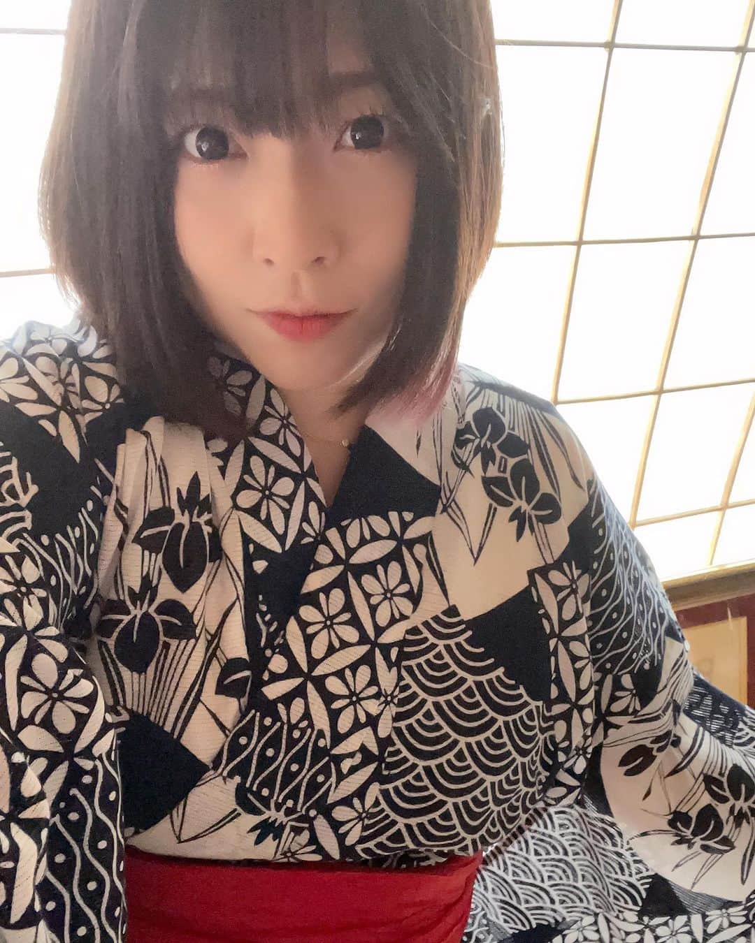 鈴華ゆう子のインスタグラム：「お盆なので、浴衣を着てみました。街ゆく人に、お祭りですか？と聞かれますが、　「いえ、ただ着てるんです」と5回は答えたなぁー。 みんなも一緒に気軽に日常で浴衣着よっ！ (๑′ᴗ‵๑)今日は兵児帯♡ It's Obon season in Japan. Obon refers to an annual holiday when the spirits of families and ancestors travel back to this world. Let's wear kimono together!  #浴衣 #浴衣女子  #yukata #kimono #鈴華ゆう子 #yukosuzuhana #和楽器バンド」