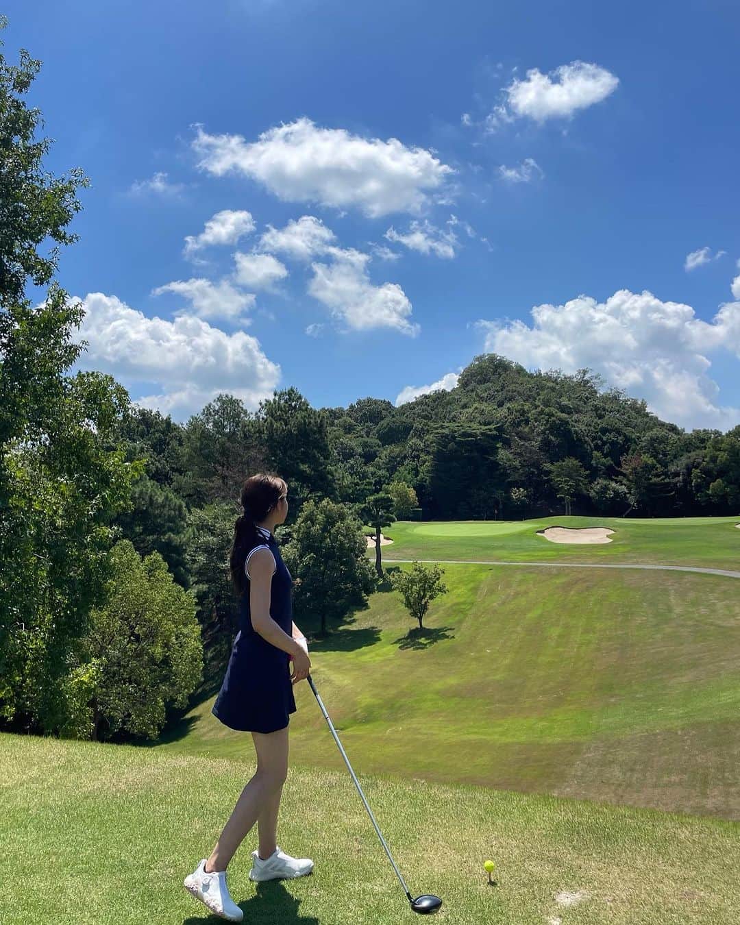 のインスタグラム：「22さい1日目 幼馴染と久しぶりのゴルフ⛳️ 私は下手だけど盛り上げてくれるので、楽しい時間でした😋　 当たり前だけど、やっぱり練習しないと上手にはなりませんね！笑 練習します！！  可愛いウェアは、デサント @descentegolf.jp , @descente_jp です！🌱 : #ゴルフ」