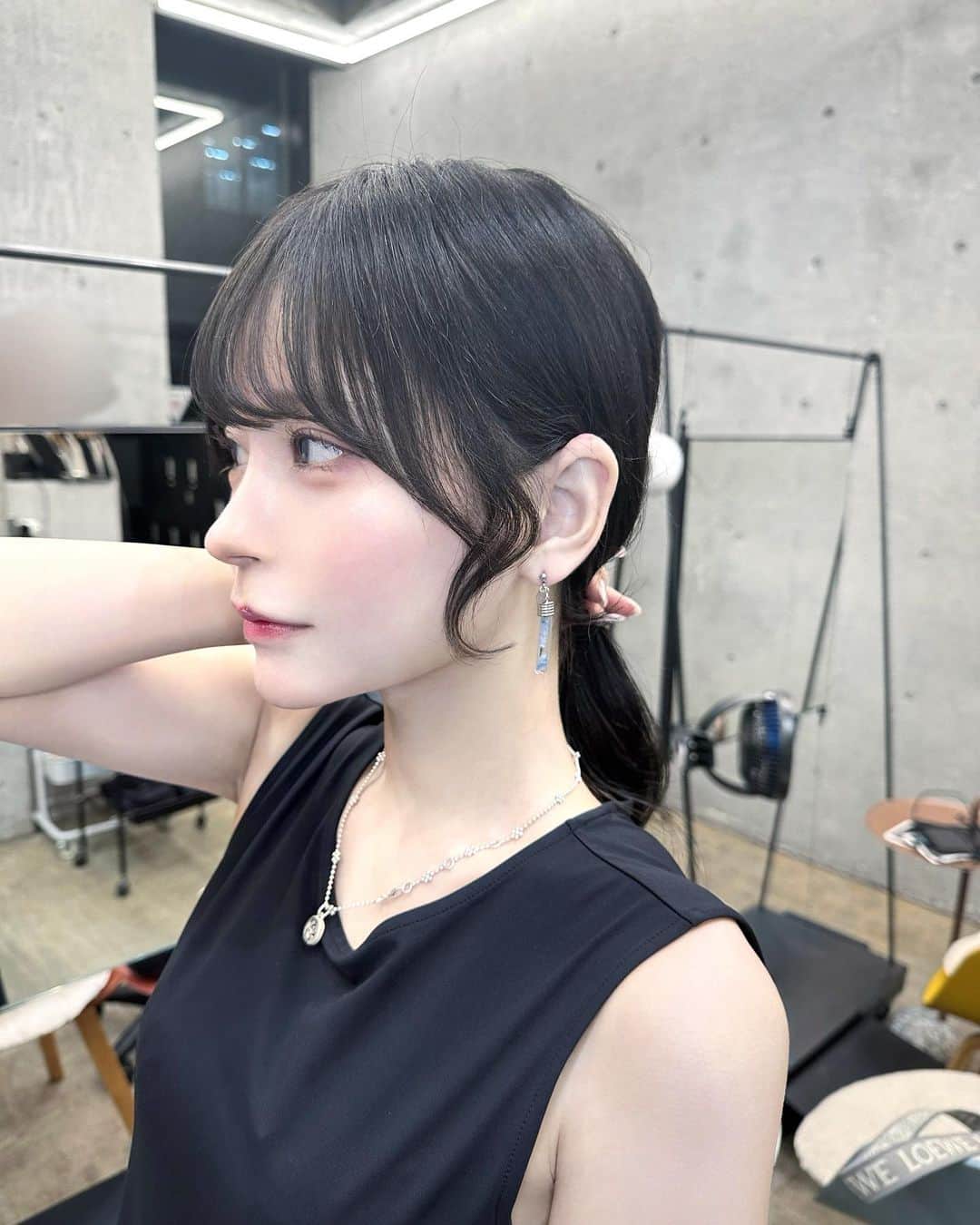 のインスタグラム：「髪の毛切れちゃってボロボロだった顔周り綺麗にしてもらった〜😭」