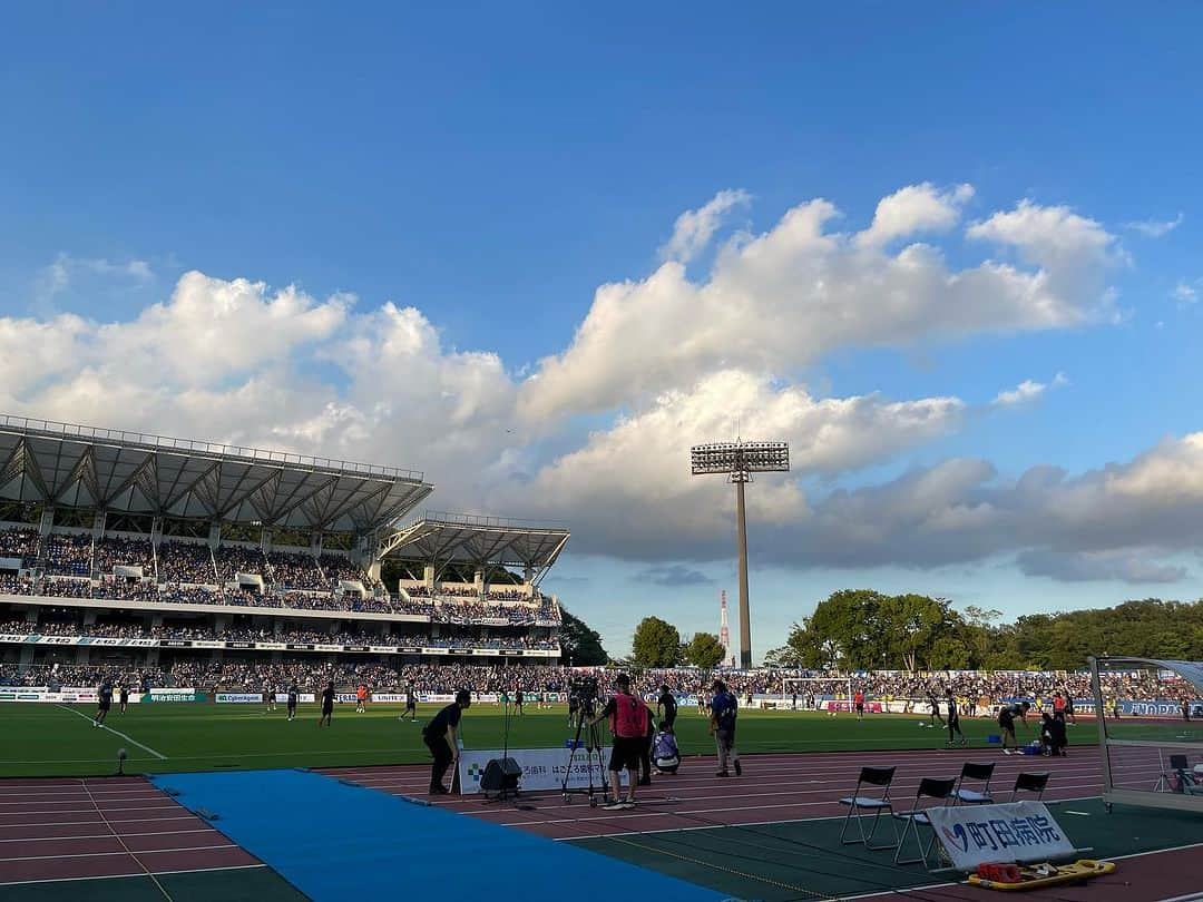 安田美香のインスタグラム：「J2首位と2位の直接対決です🤜🏻🤛🏻 まもなくキックオフ！  ⚽️ #Ｊリーグ #FC町田ゼルビアvs #ジュビロ磐田  #DAZN🎤 解説 #清水範久 さん 実況 #永田実 さん リポーター #安田美香  #町田磐田 #zelvia #jubilo #町田GION」