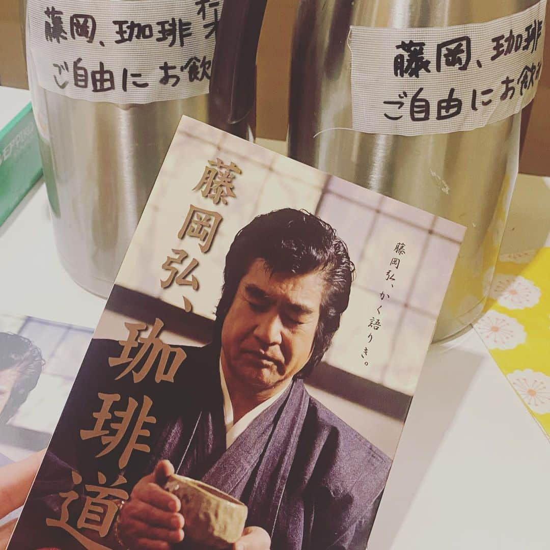 入来茉里さんのインスタグラム写真 - (入来茉里Instagram)「お盆ですが ミュージカル『浜村渚の計算ノート』 @hamamuranagisa_musical  絶賛稽古中です 8/26〜福岡、9/1〜大阪、9/9〜名古屋、9/14〜東京 今日は、稽古場に藤岡弘さんから美味しい珈琲の差し入れが☕️  稽古前の時間やお休みにはメンテナンス。  夏バテ気味なので @eclinic_tokyo で白玉点滴 疲労回復、美白、エイジングに効果があるので、頼りにしてます☺️  そして 顎にニキビも出現したので @faceline_plus に駆け込み、 @christinajapan の ビオフィートを使ったコースを。 コルギも組み合わせた施術で顔もすっきりして、何より肌荒れの落ち着くスピードが早かったので、助かりました☺️  あと最近の良かった時間は ガウディとサグラダ・ファミリア展 建築には詳しくないけど 知見を広げられるいい機会でした。 いつか自分の目で観に行きたくなった。  なんだか 予定詰め込み気味な日々ですが 頑張ってます〜☺️ 舞台観に来てね。  #ミュージカル #舞台 #浜村渚の計算ノート #美容 #メンテナンス #eclinic #白玉点滴 #クリスティーナ #肌荒れ #ビオフィート」8月12日 18時04分 - iriki.mari_official