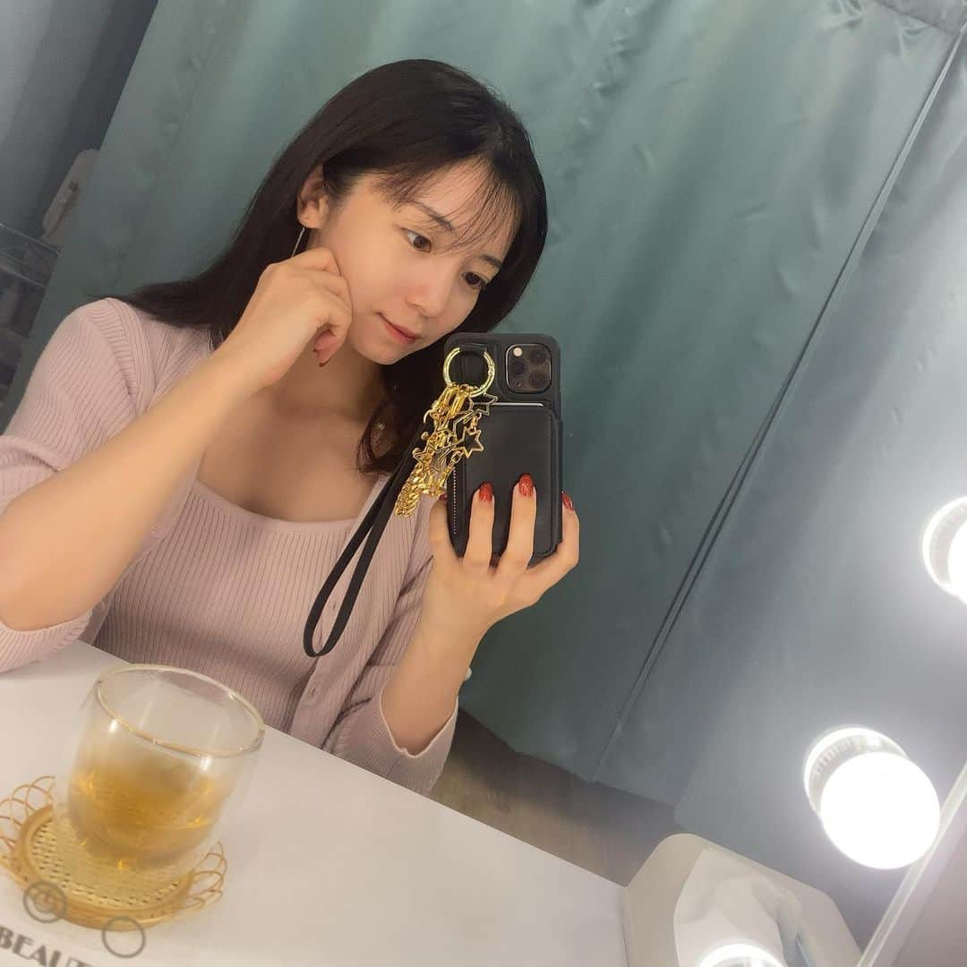 入来茉里さんのインスタグラム写真 - (入来茉里Instagram)「お盆ですが ミュージカル『浜村渚の計算ノート』 @hamamuranagisa_musical  絶賛稽古中です 8/26〜福岡、9/1〜大阪、9/9〜名古屋、9/14〜東京 今日は、稽古場に藤岡弘さんから美味しい珈琲の差し入れが☕️  稽古前の時間やお休みにはメンテナンス。  夏バテ気味なので @eclinic_tokyo で白玉点滴 疲労回復、美白、エイジングに効果があるので、頼りにしてます☺️  そして 顎にニキビも出現したので @faceline_plus に駆け込み、 @christinajapan の ビオフィートを使ったコースを。 コルギも組み合わせた施術で顔もすっきりして、何より肌荒れの落ち着くスピードが早かったので、助かりました☺️  あと最近の良かった時間は ガウディとサグラダ・ファミリア展 建築には詳しくないけど 知見を広げられるいい機会でした。 いつか自分の目で観に行きたくなった。  なんだか 予定詰め込み気味な日々ですが 頑張ってます〜☺️ 舞台観に来てね。  #ミュージカル #舞台 #浜村渚の計算ノート #美容 #メンテナンス #eclinic #白玉点滴 #クリスティーナ #肌荒れ #ビオフィート」8月12日 18時04分 - iriki.mari_official