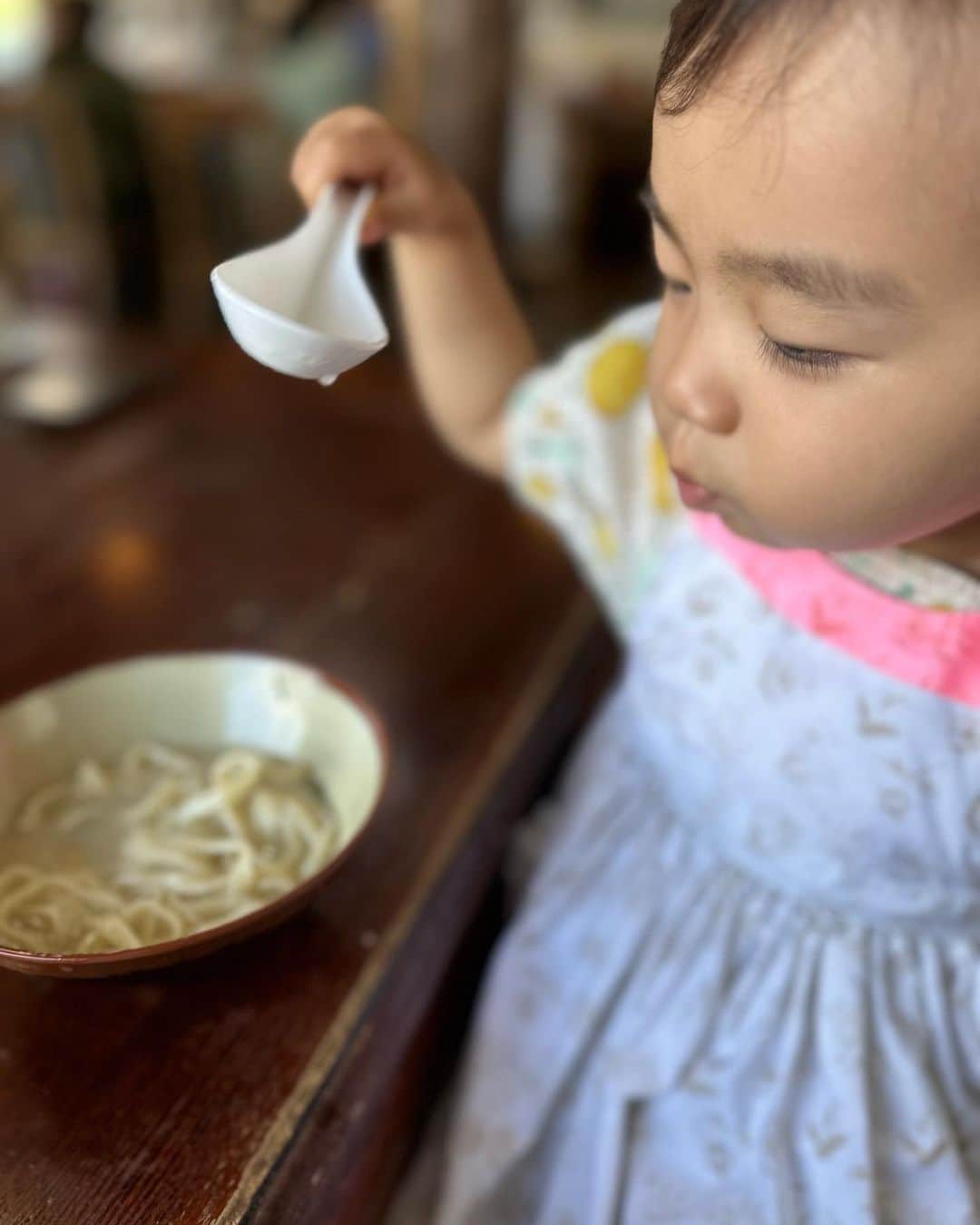 紘毅のインスタグラム：「お昼ご飯はてだこそば。子供用のイスも子供そばもあって子供連れには最高。店員さんも優しいし最高。 そして肝心の味は。 もう最最高。よもぎそばが美味しすぎて滞在中でもう一回食べたい😭！！プニたんもスープまで大好きみたい♪ #沖縄 #てだこそば #よもぎそば」
