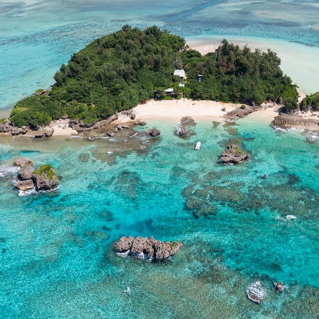 ホテルムーンビーチのインスタグラム：「ザ・ムーンビーチ　ミュージアムリゾートのプライベートアイランド「ヨウ島」。 台風6号の影響でツアーを休止しておりましたが、コースの安全が確認できた以下のツアーを明日8月13日(日)より再開いたします。  (再開するツアー) ・ヨウ島シュノーケリング＆エコツアー ・ヨウ島シーカヤック＆シュノーケリング  なおランチバーベキュー付のヨウ島ピクニックツアーにつきましては、施設の復旧に時間を要するため引き続き休止させて頂きます。 誠に申し訳ございませんがツアー再開までいましばらくお待ち下さいませ。  Yoh Island, a private island of THE MOON BEACH MUSEUM RESORT. The following tours, which were suspended due to Typhoon KHANUN, will resume tomorrow, August 13 (Sun.), after the safety of the course has been confirmed.  ・Snokeling & Eco Tour ・Sea Kayak & Snokeling  The Yoh Island Picnic Tour with lunch barbecue will remain suspended as it will take time to restore the facilities.  We apologize for the inconvenience and ask that you please wait for a while before resuming the tours.  #ザムーンビーチミュージアムリゾート #ムーンビーチ #リゾート #沖縄 #沖縄観光 #沖縄ビーチ #沖縄旅行 #恩納村 #沖縄好き #沖縄リゾートホテル #沖縄好きな人と繋がりたい #旅行好きな人と繋がりたい #リゾート好きな人と繋がりたい #旅行 #japan #okinawa #themoonbeachmuseumresort #okinawabeach #okinawatrip #onnason #visitjapanjp  #moonbeach #okinawahotel」