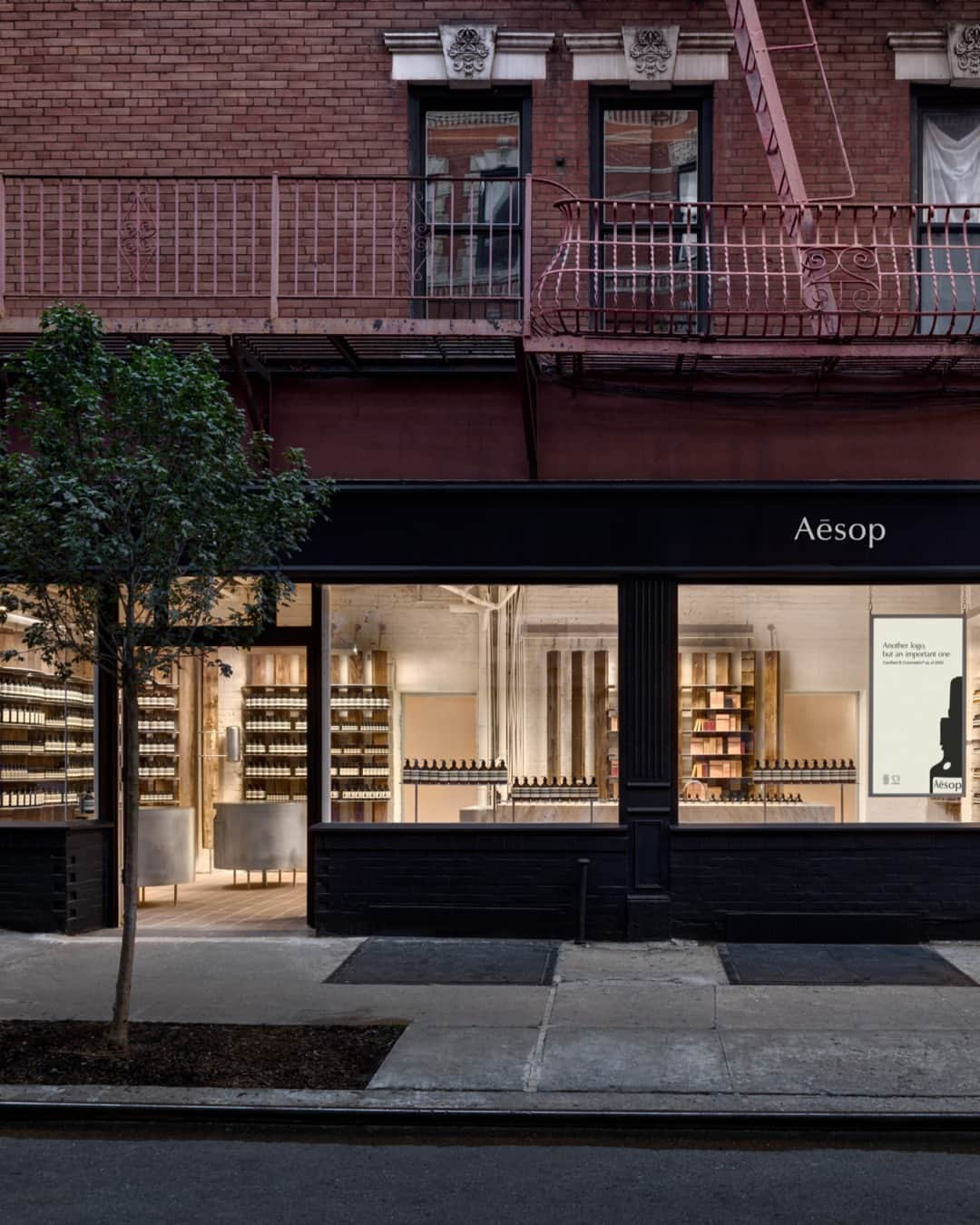 イソップさんのインスタグラム写真 - (イソップInstagram)「Aesop Nolita—familiar yet transfigured.   After almost two years of operating in a temporary design, Aesop Nolita is now open in its permanent guise. Inside, cylindrical counters reference the water towers which have been perching atop the borough’s roofs for over 100 years. Cedar planks bearing the patina of decades of water storage were reclaimed from them to become uprights for shelves—they sit in dialogue with the exposed joists of the ceiling, exchanging stories of Nolita’s past.    Photography by @rafaelgamo」8月12日 18時00分 - aesopskincare