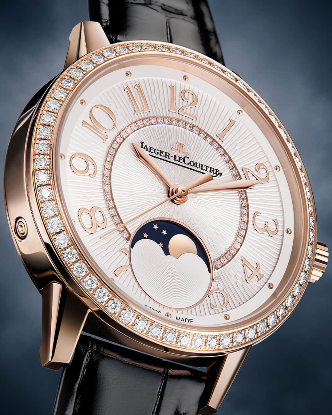ジャガールクルトのインスタグラム：「The most poetic complication. #RendezVous _ Rendez-Vous Moon Designed, made and assembled in our Manufacture _ At the centre of the Rendez-Vous Moon lies an emblematic celestial complication, a moon-phase indicator. Reproducing with elegance every phase of the moon, it stands out on the delicate guilloché dial. Set within an aperture at 6 o’clock, the moon disc passes across a deep blue sky covered with shiny stars. _ #JaegerLeCoultre #RendezVous #NiNi」