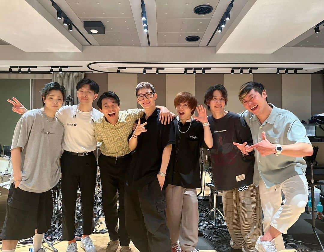 shojiのインスタグラム：「@weareone.exo  EXOのCHENが行うJAPANツアー「Polaris」の演出を担当してます👍  CHENとバンドと一緒に絶賛リハーサル中です！ もう歌声が良すぎて、リハから悶絶🫠  とにかく歌と歌声を最高の状態で届ける！に徹した、愛に溢れるLIVEを制作中❤️‍🔥  お楽しみにー👍  #CHEN #CHEN_ポラリス #EXO #weareoneEXO #CHENの歌良すぎ #stkgz #シッキン #シットキングス #shoji #持田将史」