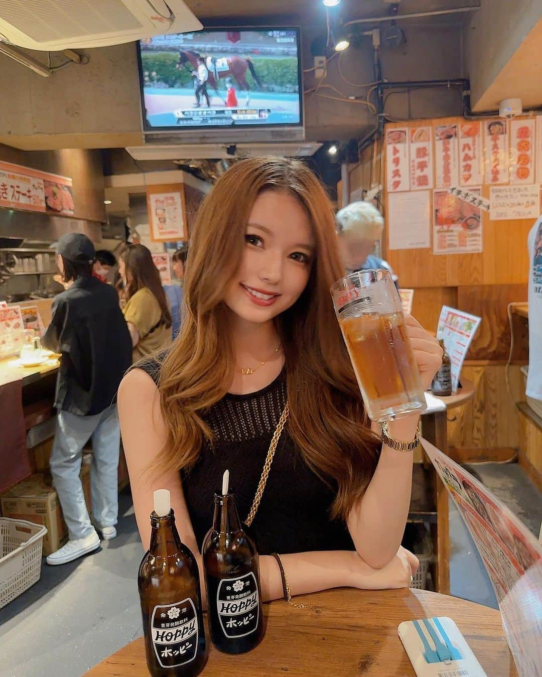 LUNAのインスタグラム：「上野飲み歩き🍺　  昼から色んなお店回れて楽しかった〜！  ずっと気になってたお店にも行けたよ🐟 「もうかの星」って知ってる? 海のレバーっていわれてるサメの心臓なんだけど、ほんと美味しかった！😳  飲みすぎて次の日の代償が酷かったけど、楽しかった🐻  #上野グルメ #上野カフェ #上野居酒屋 #上野飲み歩き#はしご酒#昼飲み#食べ歩き#食べ歩きグルメ #韓国ヘア#韓国グルメ #韓国前髪#ノースリーブワンピ#グルメ女子#もうかの星 #ビール好き女子 #巻き髪アレンジ」