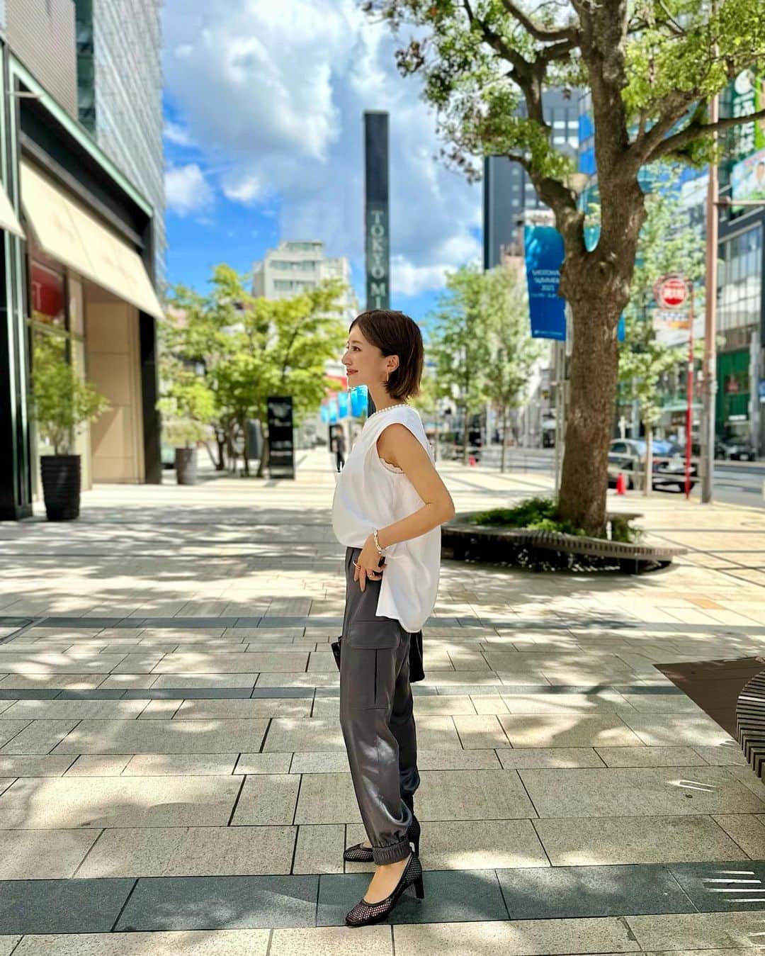水野佐彩のインスタグラム：「・ サテンのカーゴ可愛い🥰✨  ちょこっと秋気分になりたくなる最近ですが 本当に暑くてまだまだ無理そう🤣❤️‍🔥 この秋はグレーが気になるなあ🩶  そしてメイクはピンク系ブーム🩷 マスカラもピンクブラウン🫶🏻  #おちびコーデ #おちびの輪 #低身長コーデ #Sサイズコーデ #ママコーデ #ママライフ #2020年ベビー #女の子ママ #女の子ベビー #ブルベ夏 #ブルベ #ブルベサマー #ブライトサマー #ブライトスプリング #ソフトクラシック #ウェーブ #骨格診断ウェーブ​」