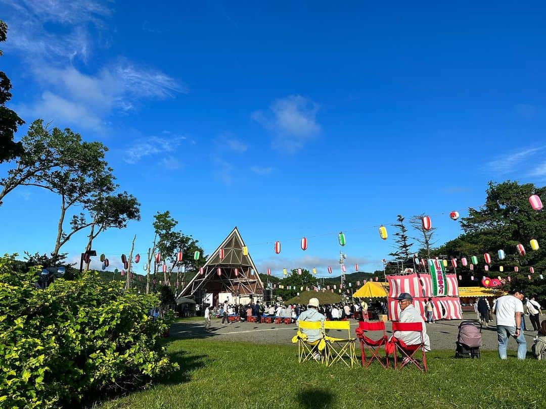 木山裕策さんのインスタグラム写真 - (木山裕策Instagram)「今日のお祭り会場、北海道幌延町の名林公園🌳。稚内空港は曇ってましたが、こちらは気持ちの良い快晴☀️。気温は18度とめっちゃ涼しいです🎐  19時半から本番ですー😉」8月12日 18時12分 - kiyamayusaku