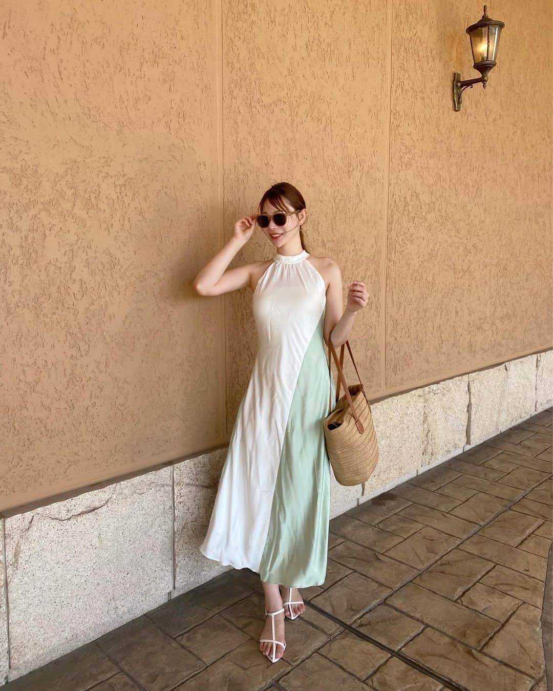 karen okajimaのインスタグラム：「#おかじコーデ 🤍🫶  🉐#かれんお得情報 あり✨  先日の花火見に行った時のコーデ💓 サテン素材でサラサラしててかわいくてお気に入りっ😍 帽子は、ゴムがついてるから飛んでいく心配もなし✌️かわいい  ワンピース→ PREMIUM ツートーン ミディ ホルターネック ドレス ID→ 14746906  帽子→ ロープデコレーション 麦わら帽子 ID→ 10950351  元々安いのに私のクーポンを使ったら 更に安くなるよん🥺🫶💗👇  🉐👉okajima(9/30まで💞)   お買い上げ金額1～5,999円までは15%OFF 6000円以上は20%OFFになります❤️ （クーポンの利用時間をご注意ください)  #SHEIN #シーイン#ootd #今日のコーデ #夏服コーデ #プチプラ #プチプラコーデ  #プチプラファッション #springfashion  #シーインコーデ #麦わら帽子 #SHEINpartner #OOTD  #SHEINforall　#夏コーデ #ad」