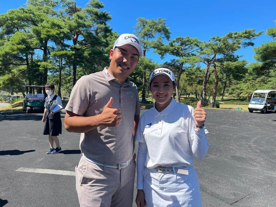 山口すず夏さんのインスタグラム写真 - (山口すず夏Instagram)「・ サトウ食品インビテーショナル チャリティGOLFペアマッチ  力くんとペアを組んで 参加させていただきました‼︎  男子プロと組むチーム戦は 初めてで、力くんの飛距離に 圧倒されまくりな2日間… 中学生の時からトミーアカデミーの合宿で 何度かラウンドしたことはあったけど、 とりあえず惚れ惚れするくらい飛ぶし、 小技も男子プロならではのテクニックばかりで、 とても刺激的な2日間でした。  聞きたいことほぼ全部聞けたし 今回沢山のヒントを 教えてもらったので 今後の自分のゴルフに 繋げていきます‼︎  結果は3位タイで 目標にしていた優勝には 届かなかったけれど とっても充実した時間を 過ごすことができました😄🫶🏻  開催してくださいました @sato_foods  の皆様 ありがとうございました！ ・ #サトウ食品 #ゴルフ #ペアマッチ #1ー3枚目は力くんと🏌️‍♂️ #4枚目は唯一の同級生りえる♡ #5枚目は同じロッテのスポンサーでもあり今大会優勝者の #清水大成　さんと🍫 #6枚目はみんなで集合写真 #7枚目は翌日に誕生日を控えた #中西直人　さんのピン写w #ええやん #力くんとRossie仲間だった笑 #まさかの共通点 #お腹すいたからお餅食べたくなってきた #私はサトウ醤油派 #皆さんは何派？ #長いタグ付け #ここまで読んでくれたそこのあなた #ありがとうございます #三度目の正直笑」8月12日 18時08分 - suzuka.yamaguchi