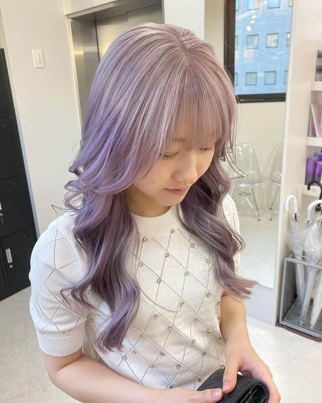 Beleza_official_instagramのインスタグラム：「gray × lavender 🩶💜  2bleach〜  色落ちが同じくらいになるように調合したグレーとラベンダーのルーツカラー🫧 初めてのデザインカラー喜んでくれて嬉しかったー❤️‍🔥❤️‍🔥  #ルーツカラー #デザインカラー #ヘアカラートレンド #ヘアカラー #ブリーチ #ブリーチカラー #ハイトーン #ハイトーンカラー #ケアブリーチ #シルバー #シルバーカラー #グレージュ #グレーカラー #ラベンダー #ラベンダーカラー #ラベンダーアッシュ #パープル #パープルカラー #渋谷美容室 #夏休みカラー #美容学生」