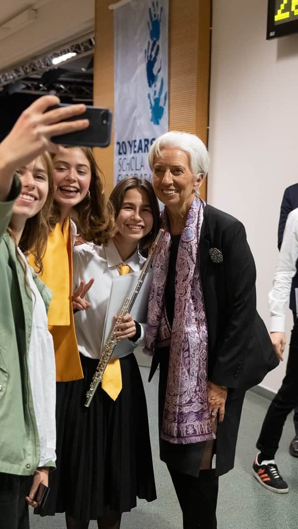 クリスティーヌ・ラガルドのインスタグラム：「Today is International Youth Day. Young people are Europe’s future, and we must provide them with the tools and knowledge to navigate the world of tomorrow.  At the ECB, we frequently engage with young Europeans and listen to their views. I hope the advice I have shared at events over the past months,  speaking from my own experience, will be of use to young people along whichever path they choose to follow.  #IYD2023」