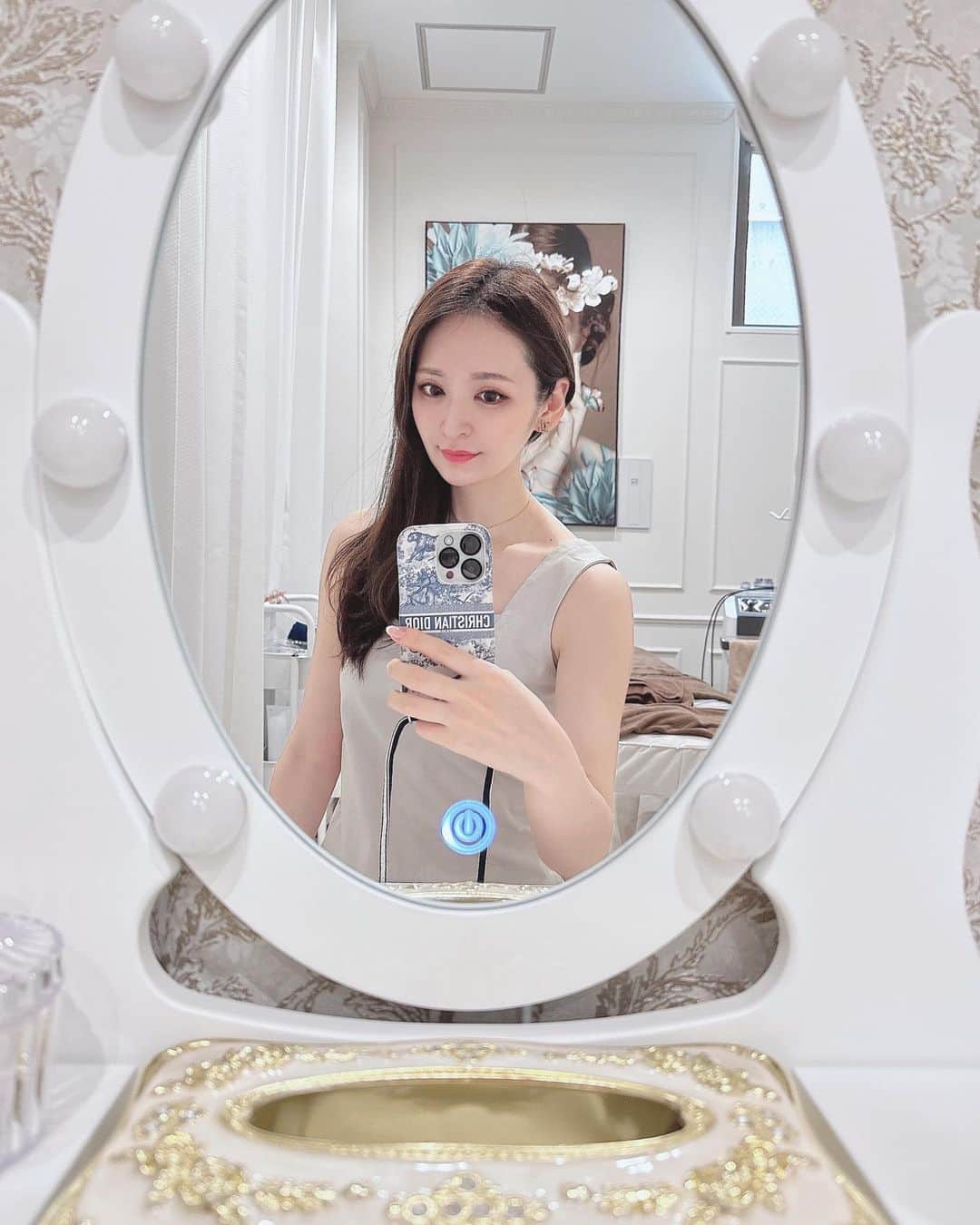 藤後 沙織 とうごさおりのインスタグラム：「薄着になるとボディラインが気になるよねってことで、6月にオープンした @three_toyosu さんへお邪魔しました🫶 サロン内がとっても綺麗…✨ バストケアコースとヒップケアコースがあるんだけど、もちろん私はバストケアコースをチョイス。笑  施術後バストがパンって張っていて驚きました🥹 通い続けると平均2カップぐらいアップする人が多いみたい👏 ご担当のお姉さんがとっても綺麗で、 ご説明もとっても丁寧で、信頼できる方でした✨ 　 ホームページから予約の際、 伝達事項欄に@saori_togo の紹介』と入れていただけると、施術代金が全メニュー2,000オフになるみたいです♡(初回のみ)  ホームページは @three_toyosu のプロフィールリンクからとべます😊  #バストアップサロン #バストケア #ヒップケア #ヒップアップ #フェイシャルエステ #豊洲エステ #バストアップ専門 #バストアップ効果 #バストアップ方法 #バストアップ#バストアップしたい #PR」