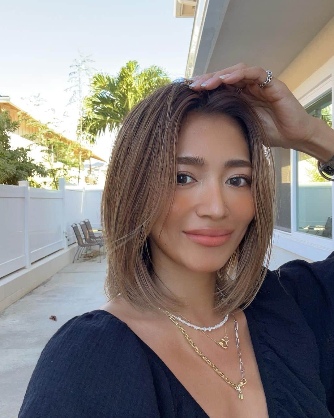 のインスタグラム：「ちょっとオレンジ色入れたのに、、 こちらきて即落ちました🍊笑 落ちたらベージュにして下さい！って言ったら いい色落ちしてる🫶🏽  カラー入れたては２枚目&３枚目📸  １枚目、ブローだけなのに @orgo_hair のトリートメントカラーのお陰で ストンっとまとまる✌🏽神✨  スローペースで徐々に焼き👱🏾‍♀️🌺　 #顔だけは死守して素っぴん真っ白👱🏻‍♀️」