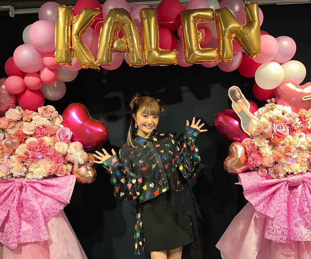 安西かれんさんのインスタグラム写真 - (安西かれんInstagram)「写真集お渡し会、オンライン 有り難うございました🫶🫶 みんなに会えてとっても幸せでした！ありがとう🥹 いっぱい読んでね！！  そしてファンのみんなからのバルーンまで🥹 ありがとおおおおお🥹感動！ 会いに来てくれてとっても嬉しかったー！🥹 プレゼントも沢山🥹ありがとう😭 帰って余韻に浸らせて頂きます🫠🫶」8月12日 18時30分 - kalenanzai