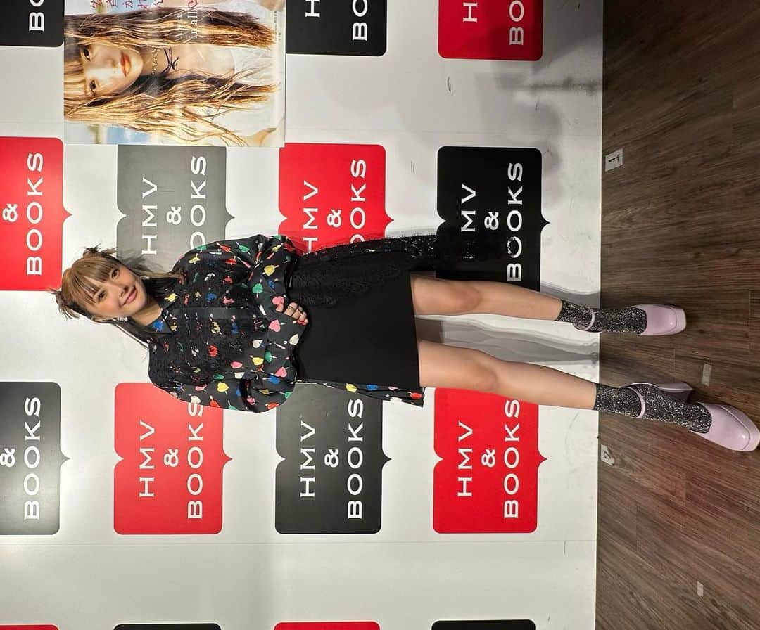 安西かれんさんのインスタグラム写真 - (安西かれんInstagram)「写真集お渡し会、オンライン 有り難うございました🫶🫶 みんなに会えてとっても幸せでした！ありがとう🥹 いっぱい読んでね！！  そしてファンのみんなからのバルーンまで🥹 ありがとおおおおお🥹感動！ 会いに来てくれてとっても嬉しかったー！🥹 プレゼントも沢山🥹ありがとう😭 帰って余韻に浸らせて頂きます🫠🫶」8月12日 18時30分 - kalenanzai