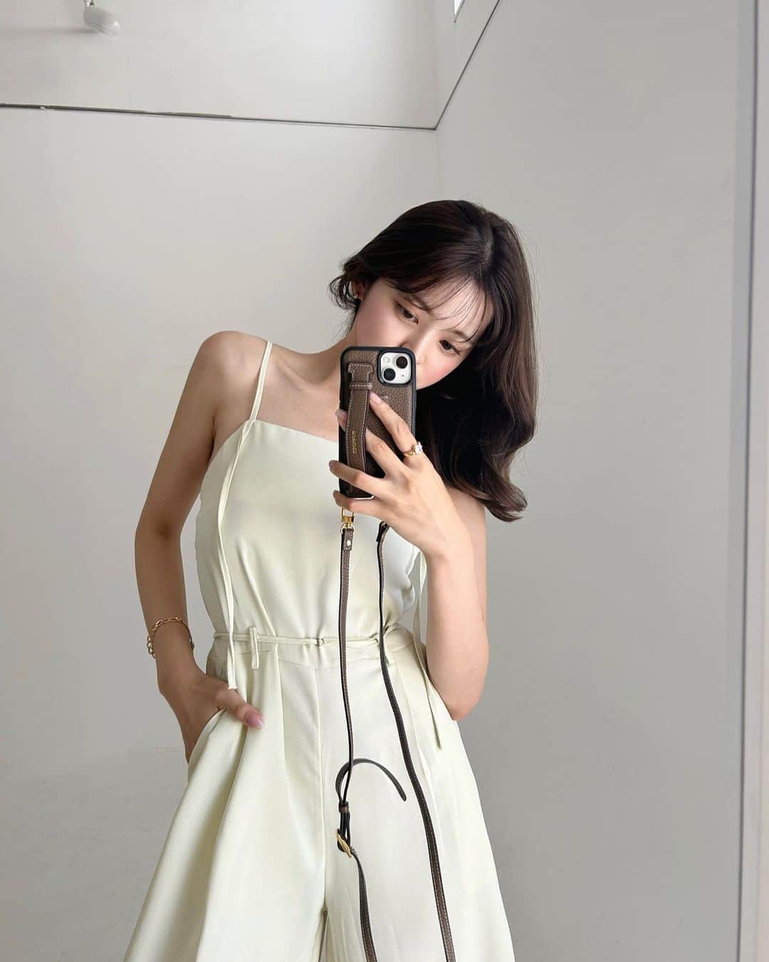 chiharuのインスタグラム：「new iPhone case. ⁡ 小さめの鞄を持つ事が多いので、 今回はストラップ付きのものを。 ⁡ リップの入るミニポーチにも惹かれて… 合わせて使っています♡ ⁡ #reclaire #リクレア #iPhoneケース」