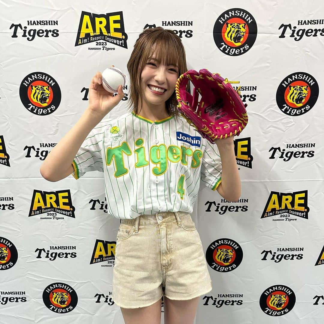 阪神タイガースさんのインスタグラム写真 - (阪神タイガースInstagram)「今日の試合は「Family with Tigers Day×Joshin」！試合前には上新電機株式会社のCMキャラクターを務める NMB48の#小嶋花梨 さんが始球式を行い、球場を盛り上げてくれました！ #familywithtigersday × #Joshin #始球式  #NMB48 #小嶋花梨 さん #阪神タイガース  #ARE」8月12日 18時34分 - hanshintigers_official