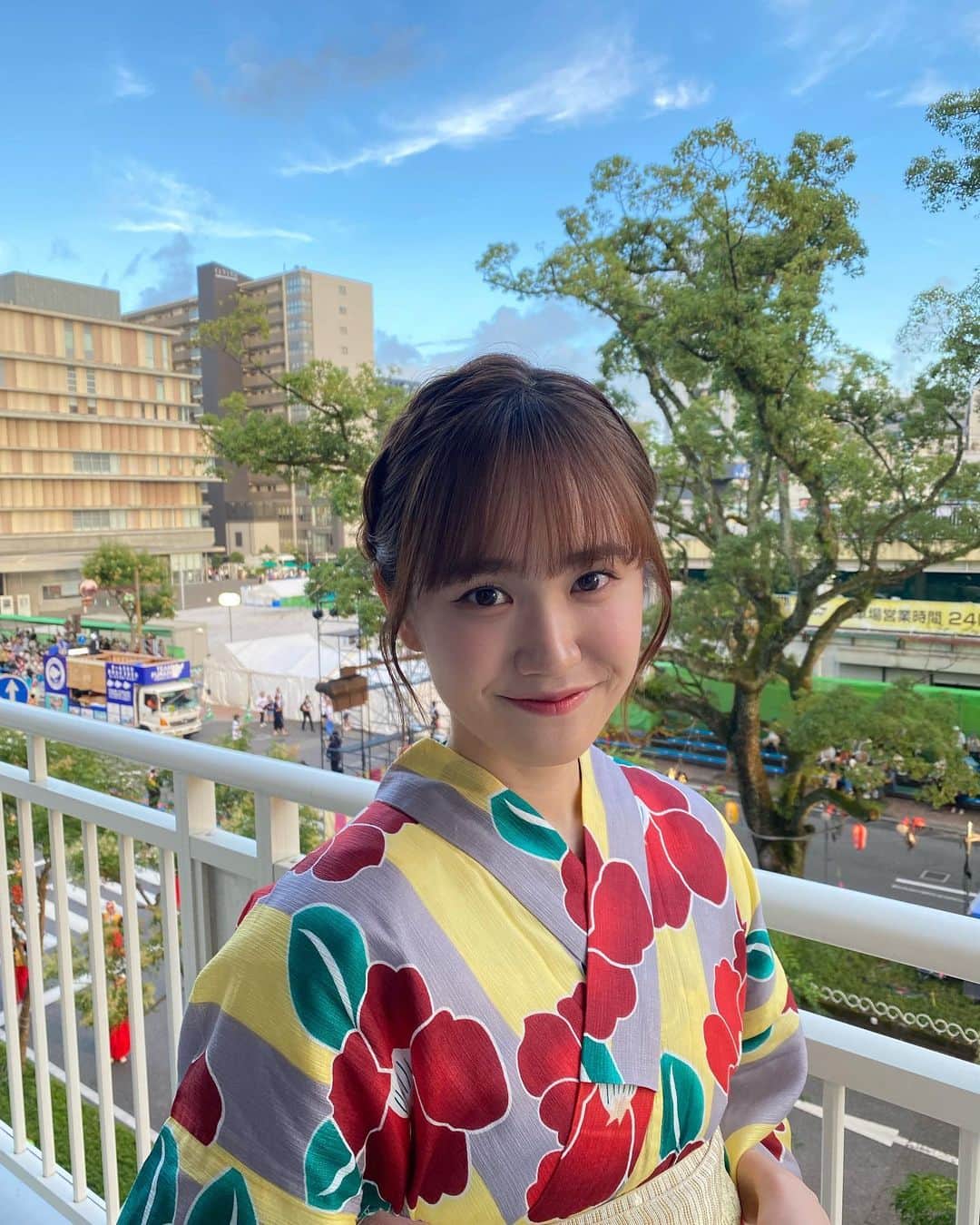 尾碕真花のインスタグラム：「. . . 久しぶりに高知のよさこいを観ることが出来て楽しかったなあ。 . 4年ぶりの通常開催という嬉しい日に立ち会えてよかったです。 . せっかく浴衣を着させて頂いたので写真残しときます✌️ . そして、メイクは念願の @dreamoon_hm さん💄 . いつもゆりなの投稿を見てて、「私もメイクしてもらいたい〜」と思ってたのでお願いしました😊」